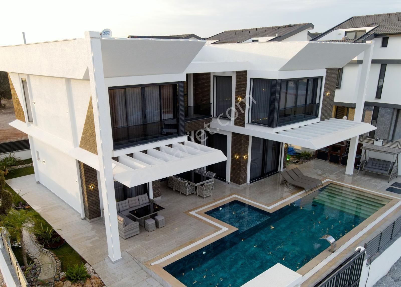 Didim Efeler Mah. 500 M2 Arsa İçinde 5+1 Ful Eşyalı Akıllı Sistemli Jakuzili Tam Müstakil Villamız - Görsel 5