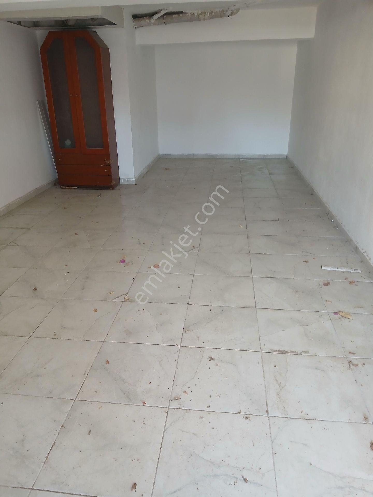 Salı Gnleri Kurulan Halk Pazarında 33 M2 Demir Kapılı Depo - Görsel 3