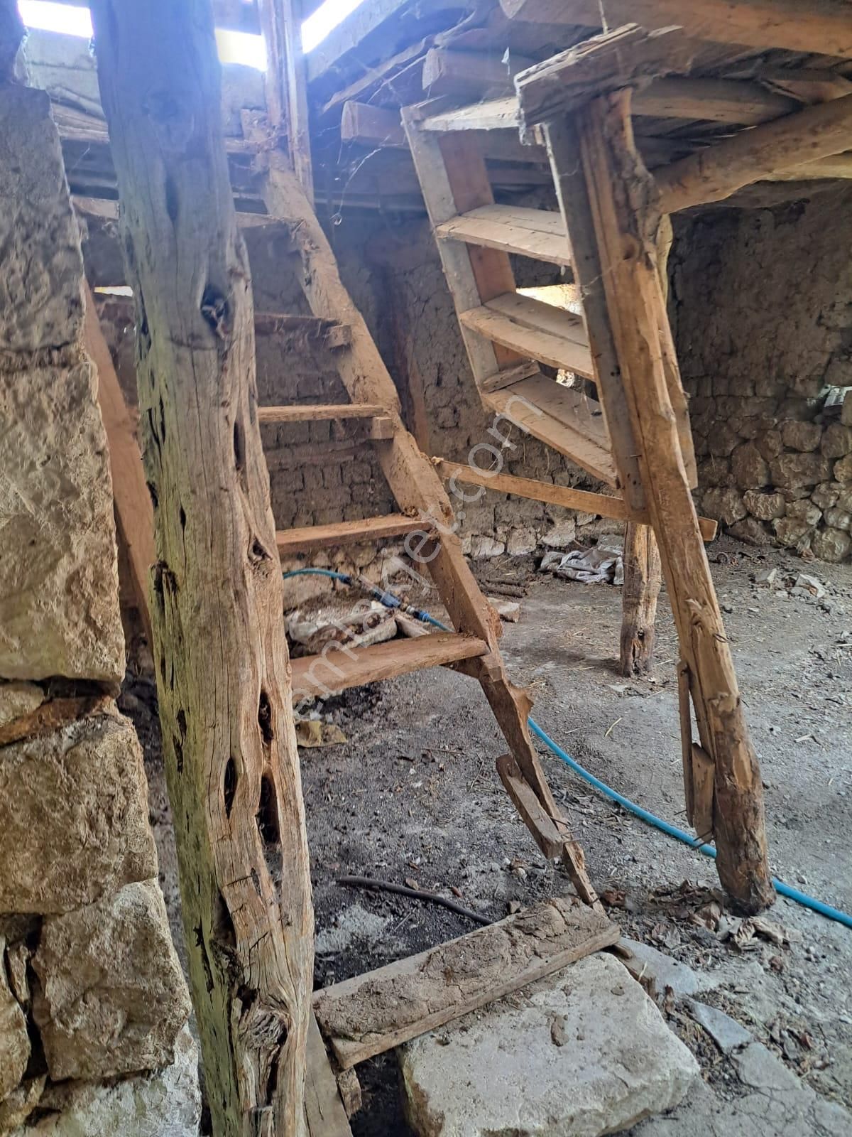 Burdur Kemer Yakalarda Köy İçinde Yola Cephe Köy Evi - Görsel 14