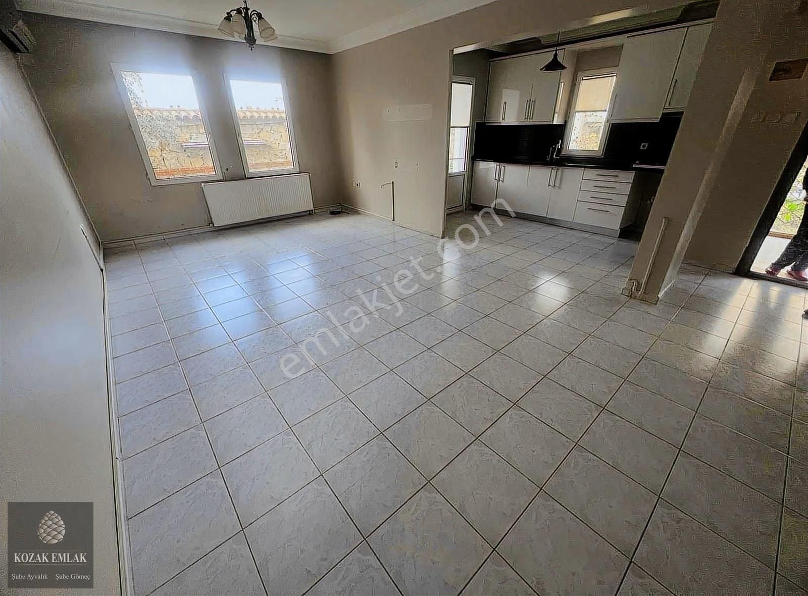 Ayvalık Küçükköyde Havuzlu Sitede Kiralık 3+1 Villa - Görsel 2