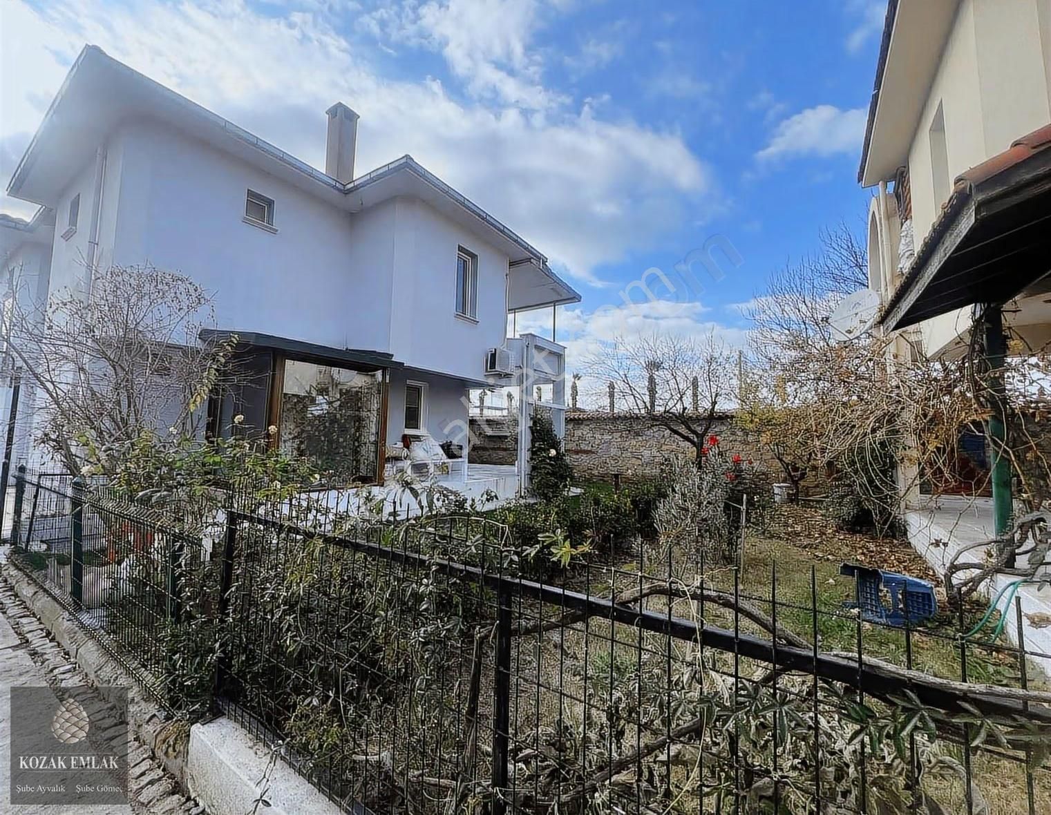 Ayvalık Küçükköyde Havuzlu Sitede Kiralık 3+1 Villa