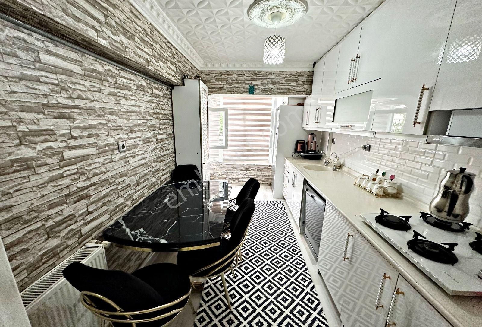 İncirli Mahallesi'nde Yapılı Cadde Üzeri Katta 3+1 Daire!