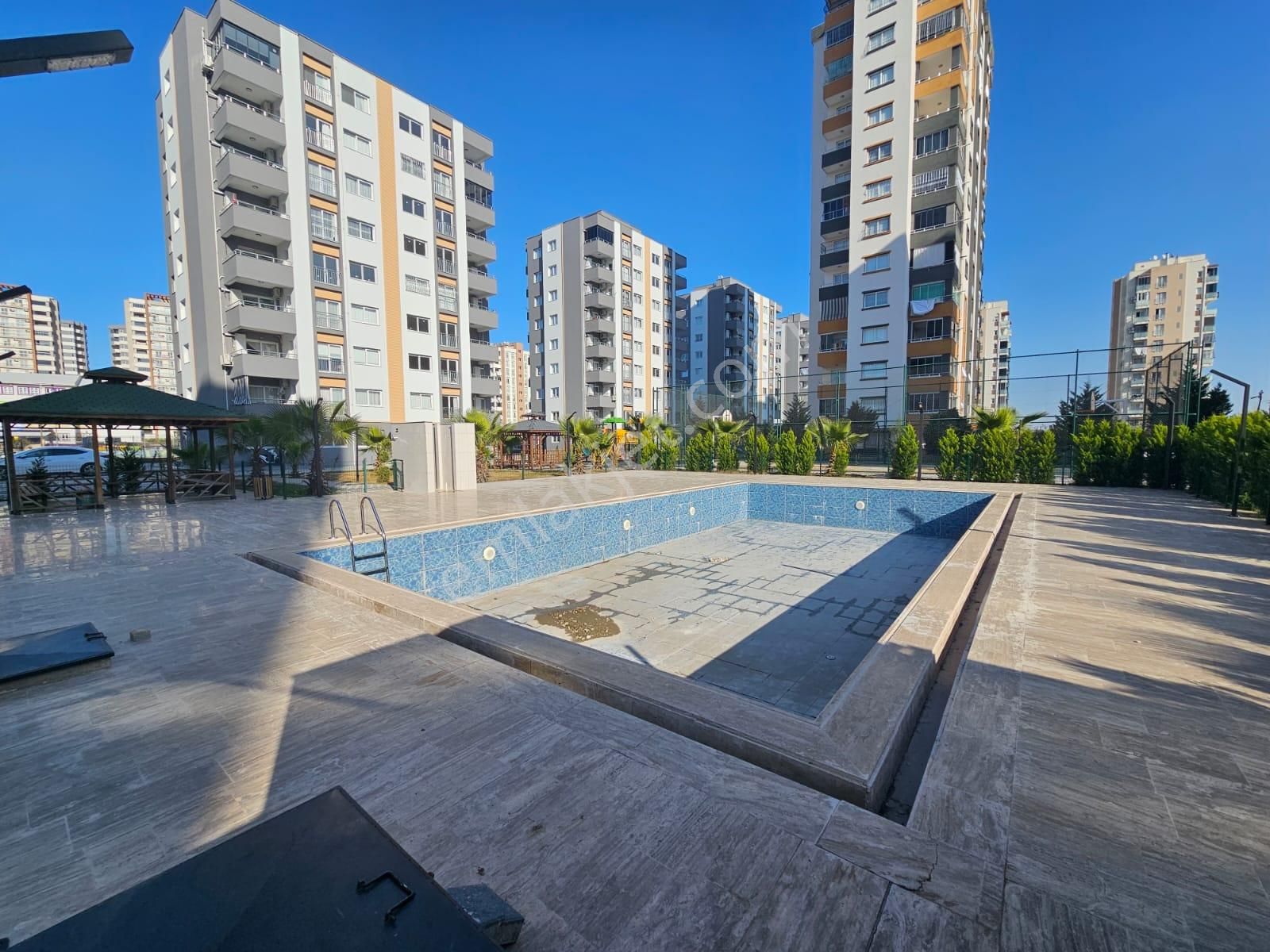 Aydınlar Mahallesi Havuzlu+güvenlikli+sosyal Donatılı+site İçerisinde 3+1/2banyolu +sıfır Daire