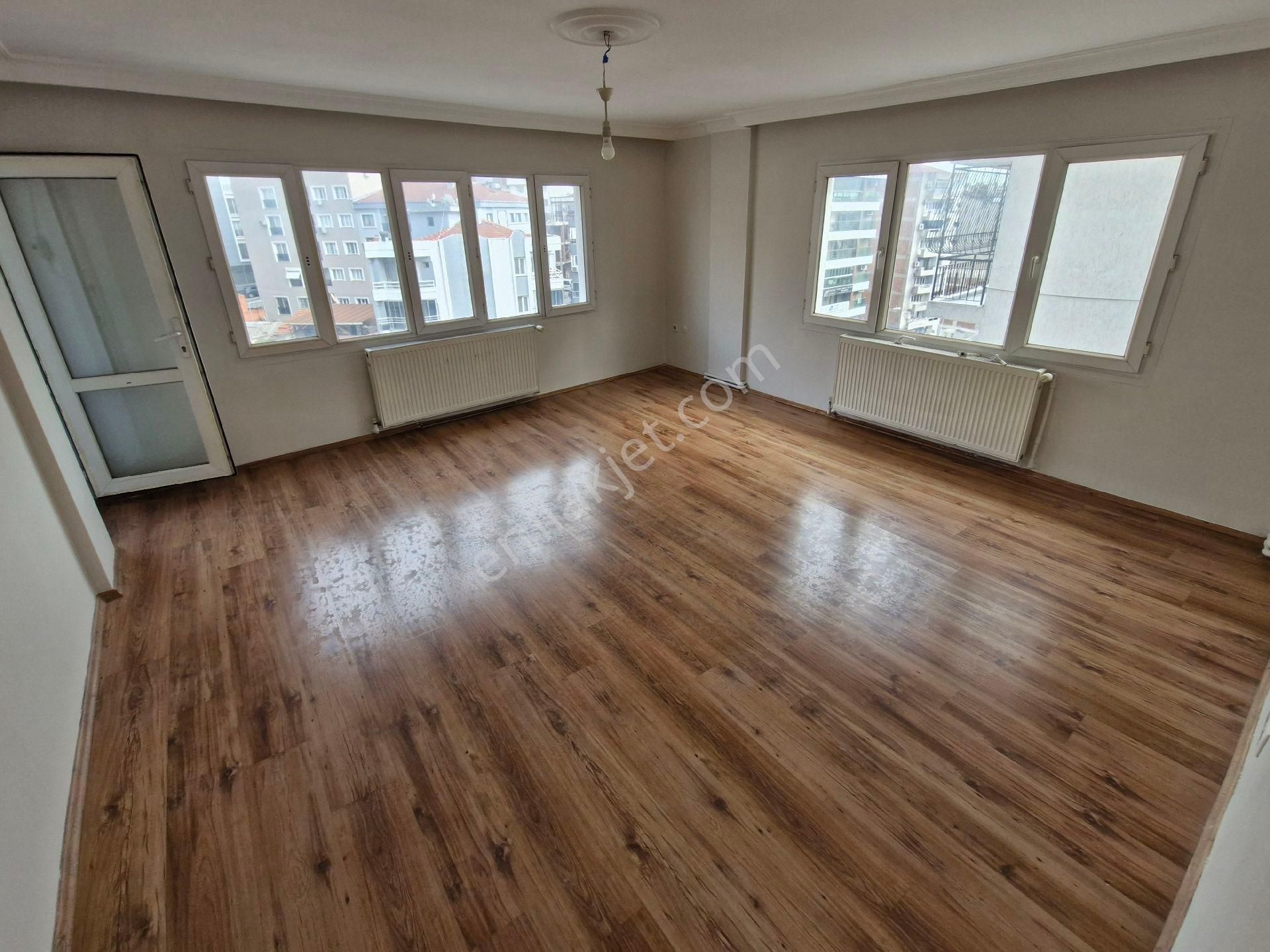 Eşrefpaşa Caddesi Üzerinde 3+1 Kiralık