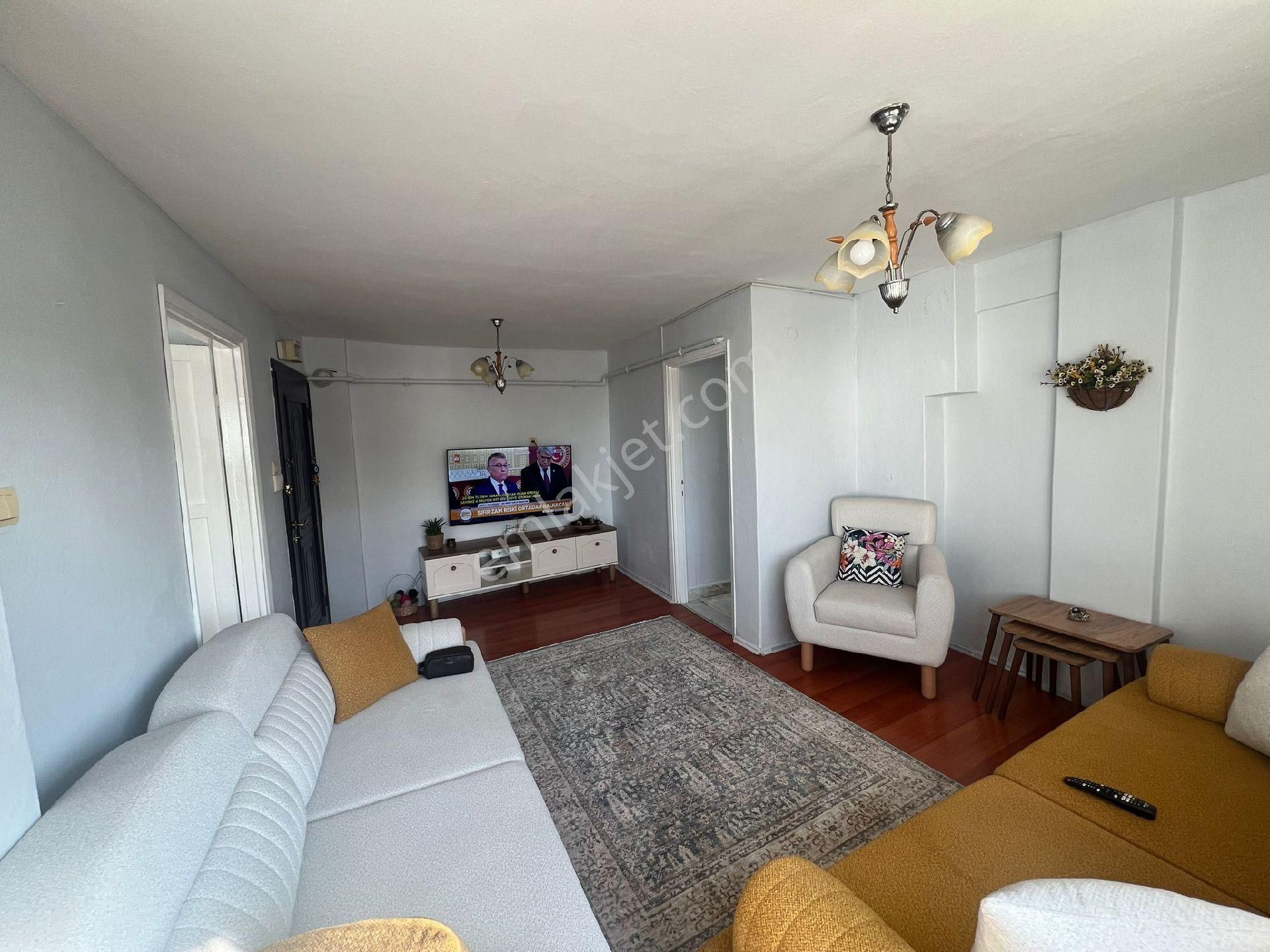 Üsküdar Merkez'de Deniz Manzaralı-balkonlu 2+1 Satılık Daire