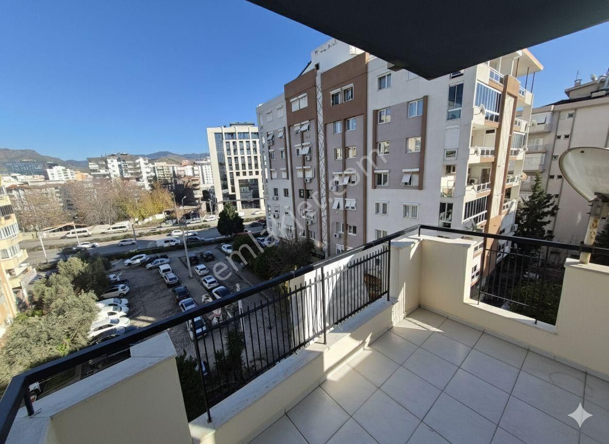 Karşıyaka Bahçelievler Geniş Ve Ferah Ara Kat Kiralık 3 - Görsel 4