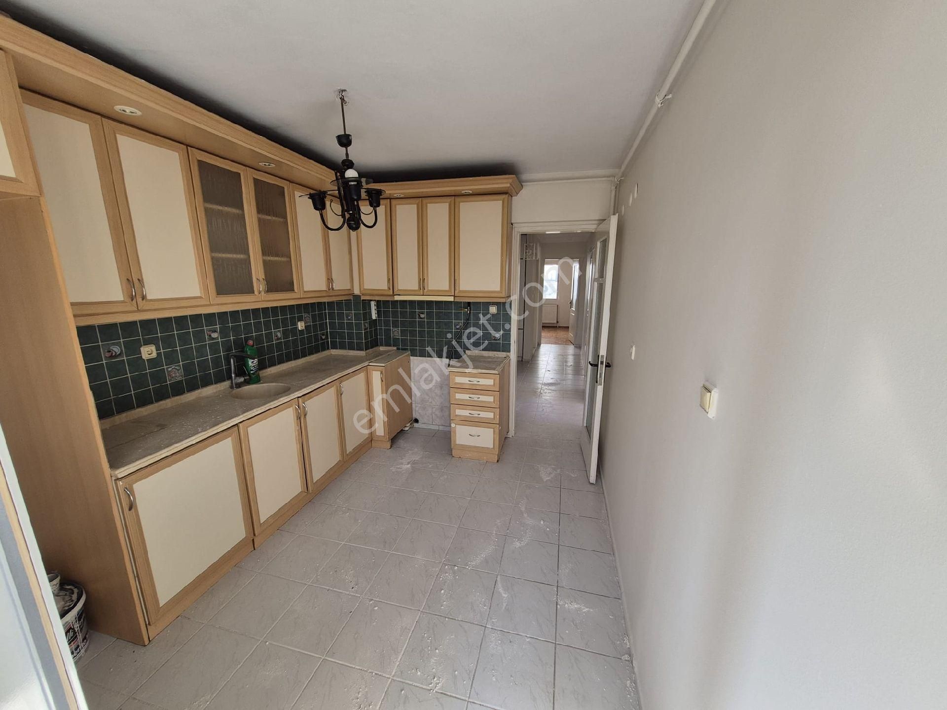 Karşıyaka Bahçelievler Geniş Ve Ferah Ara Kat Kiralık 3 - Görsel 7