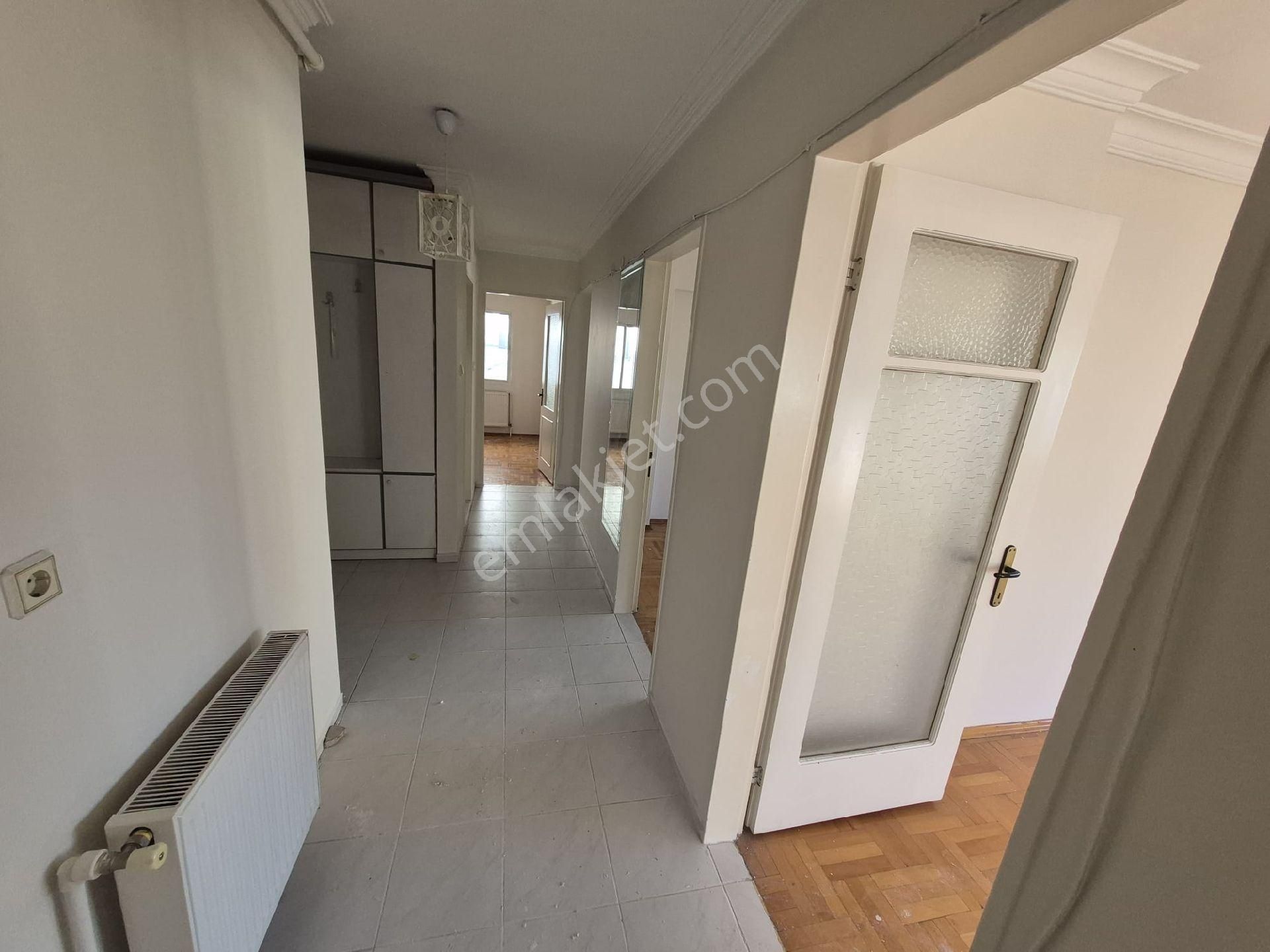 Karşıyaka Bahçelievler Geniş Ve Ferah Ara Kat Kiralık 3 - Görsel 6