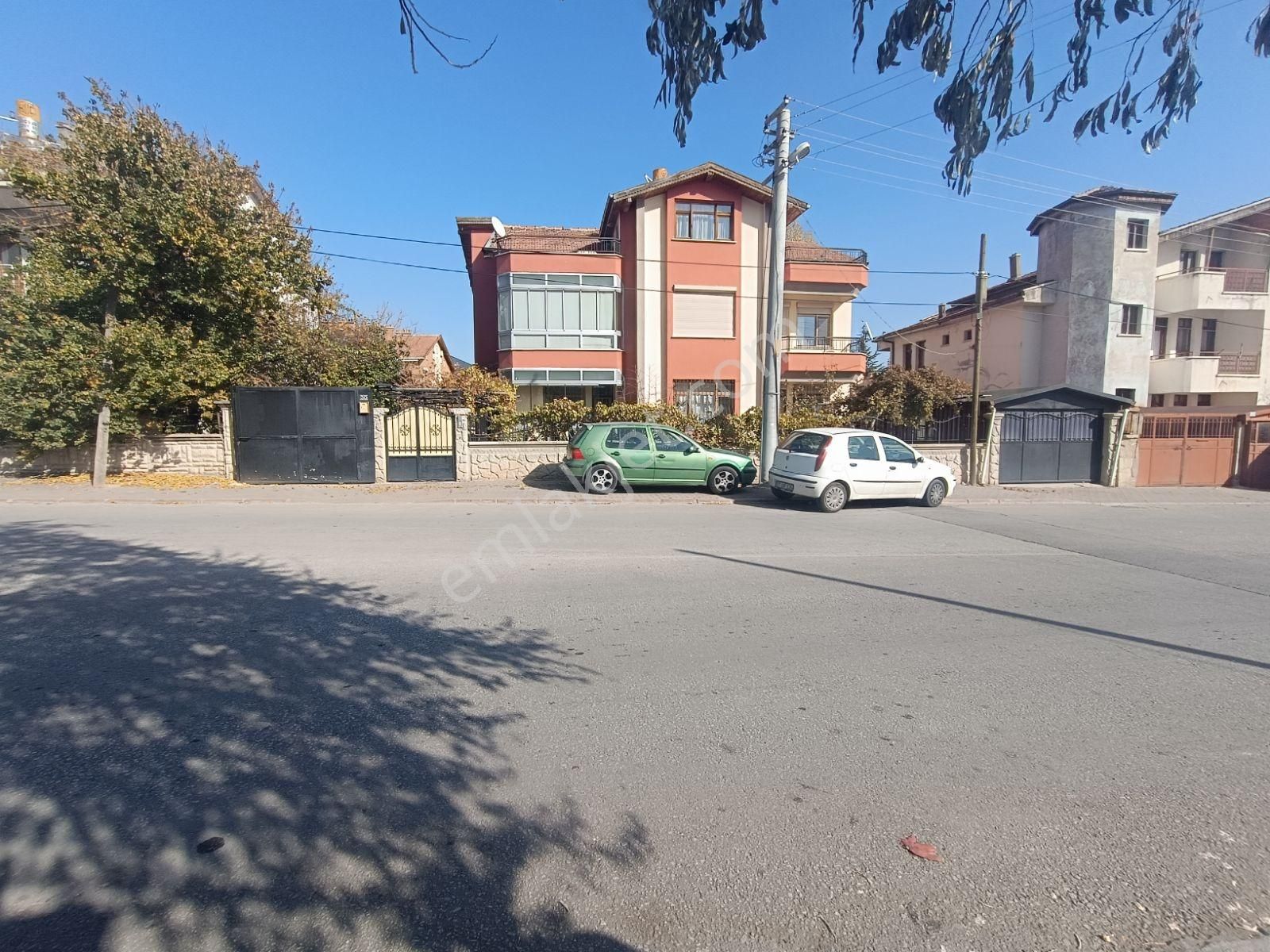 Satılık Komple Bina 685 M² Müstakil Arsa İçinde