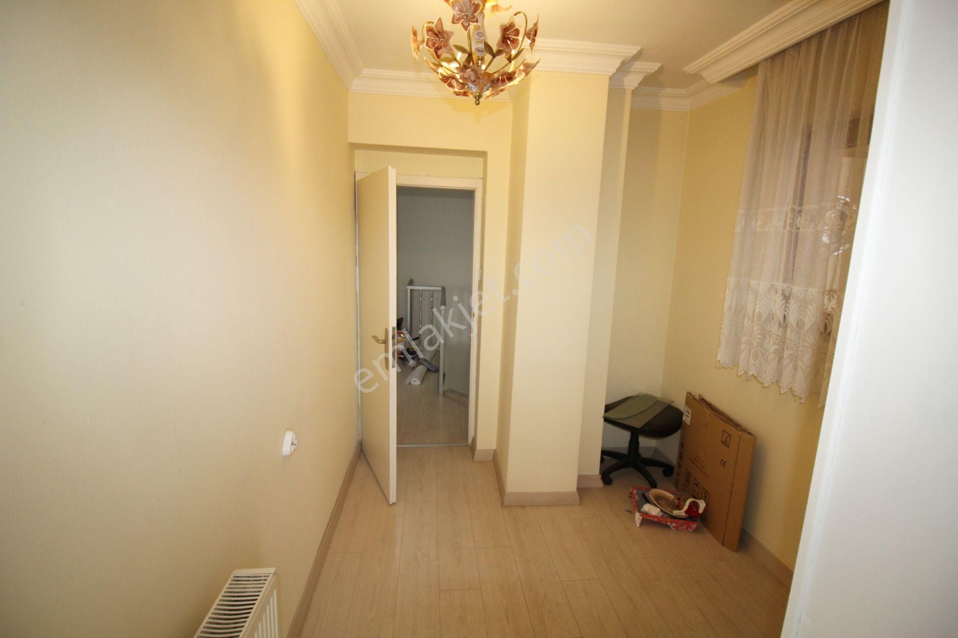 Krc'den Eşref Akıncı Kışlası Yakınında 3+1 Teraslı Dubleks Daire - Görsel 15