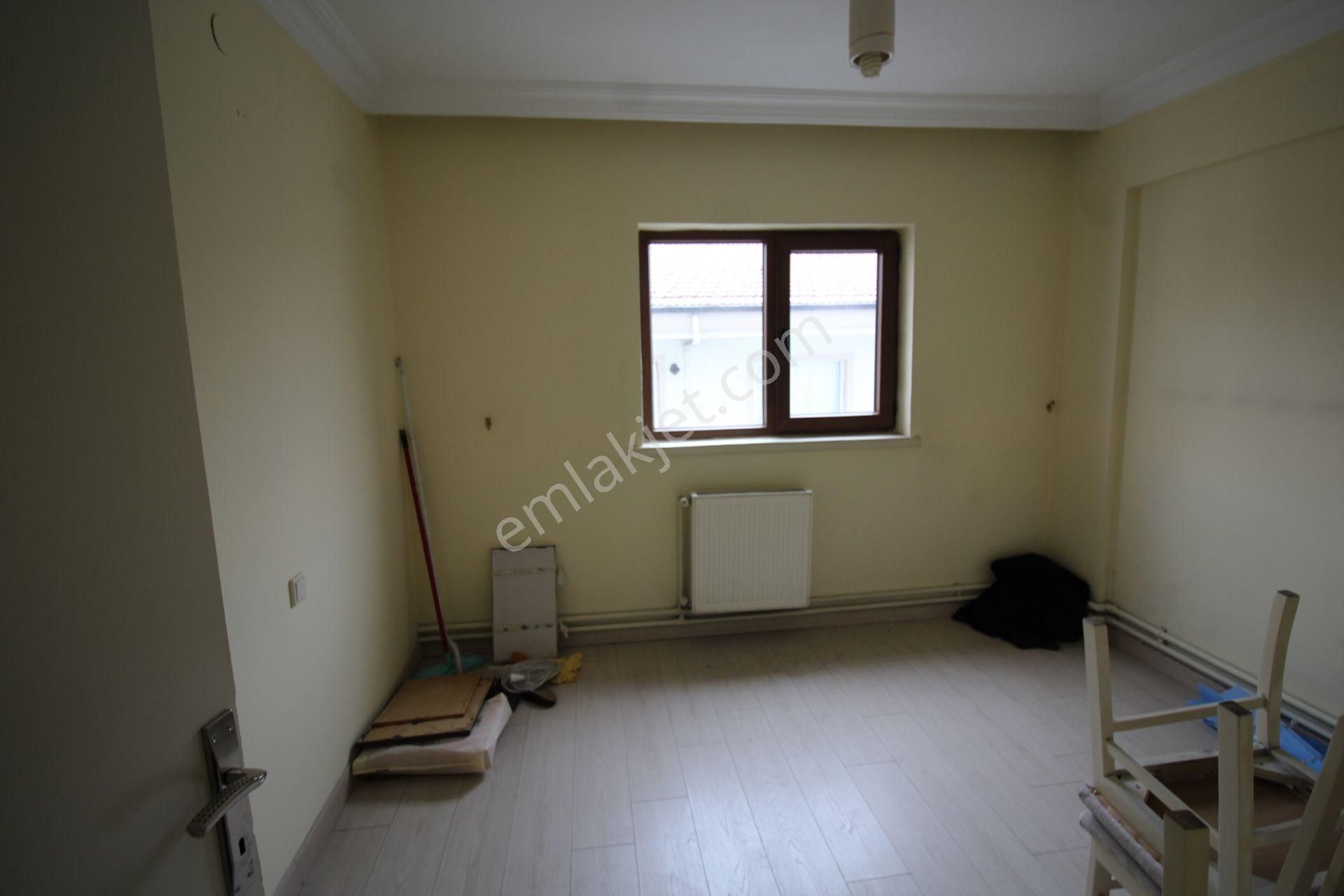 Krc'den Eşref Akıncı Kışlası Yakınında 3+1 Teraslı Dubleks Daire - Görsel 10