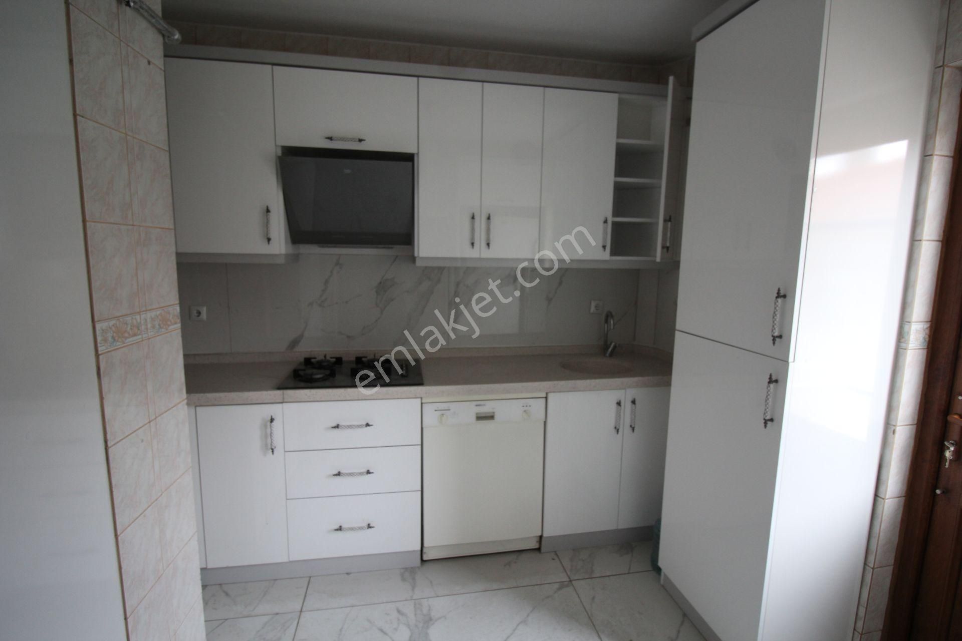 Krc'den Eşref Akıncı Kışlası Yakınında 3+1 Teraslı Dubleks Daire - Görsel 5