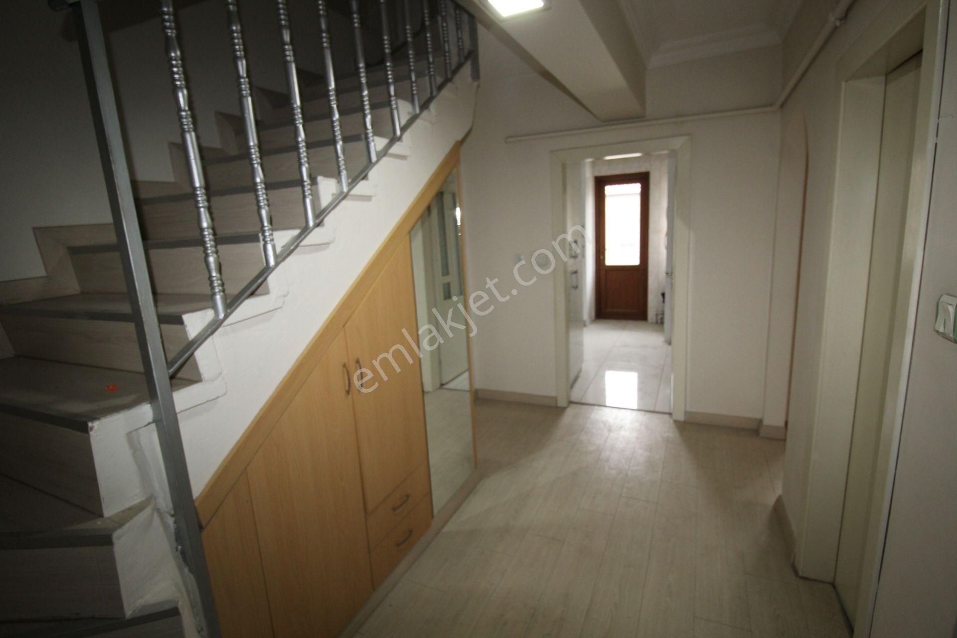 Krc'den Eşref Akıncı Kışlası Yakınında 3+1 Teraslı Dubleks Daire - Görsel 21