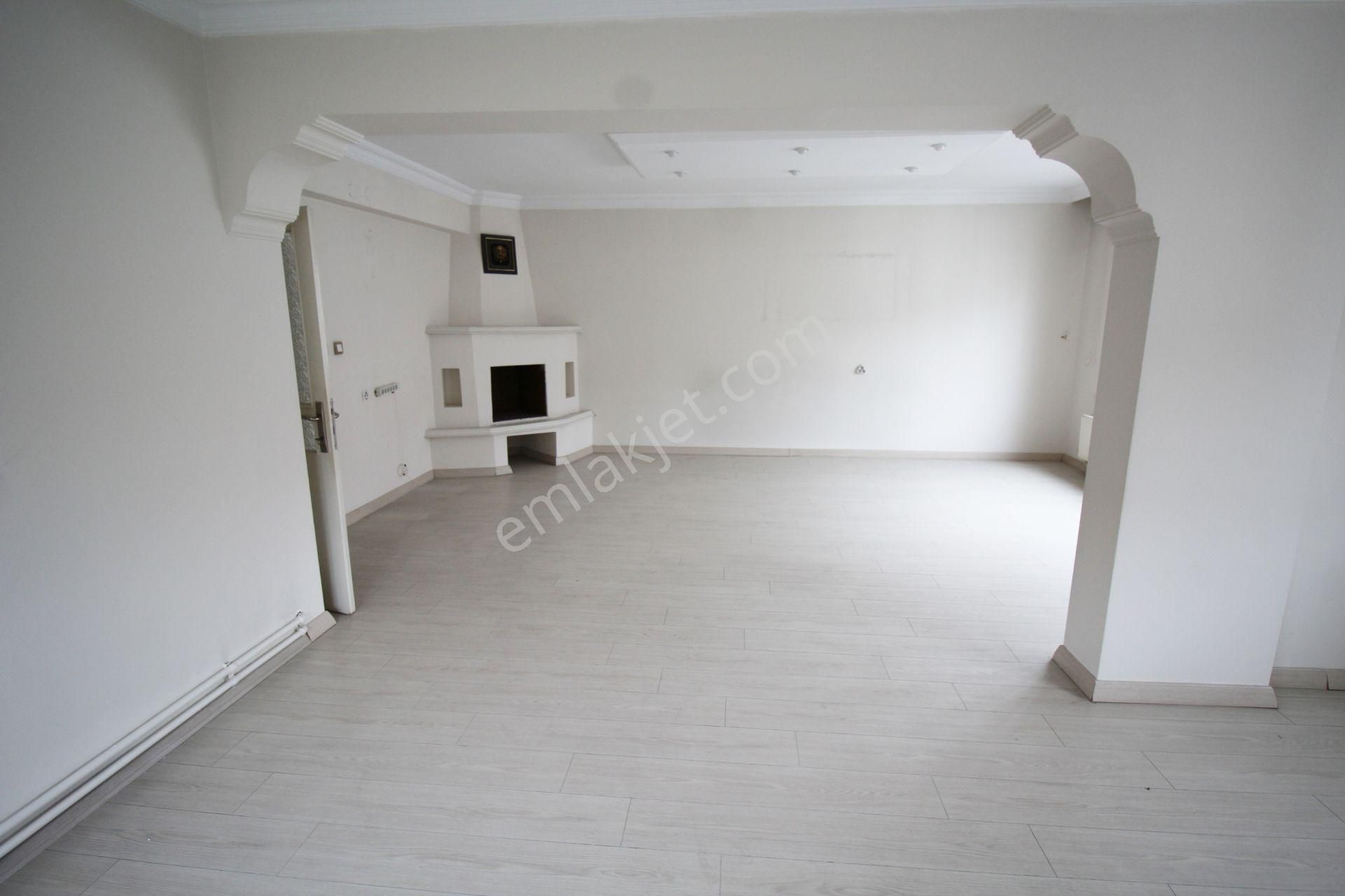 Krc'den Eşref Akıncı Kışlası Yakınında 3+1 Teraslı Dubleks Daire - Görsel 3