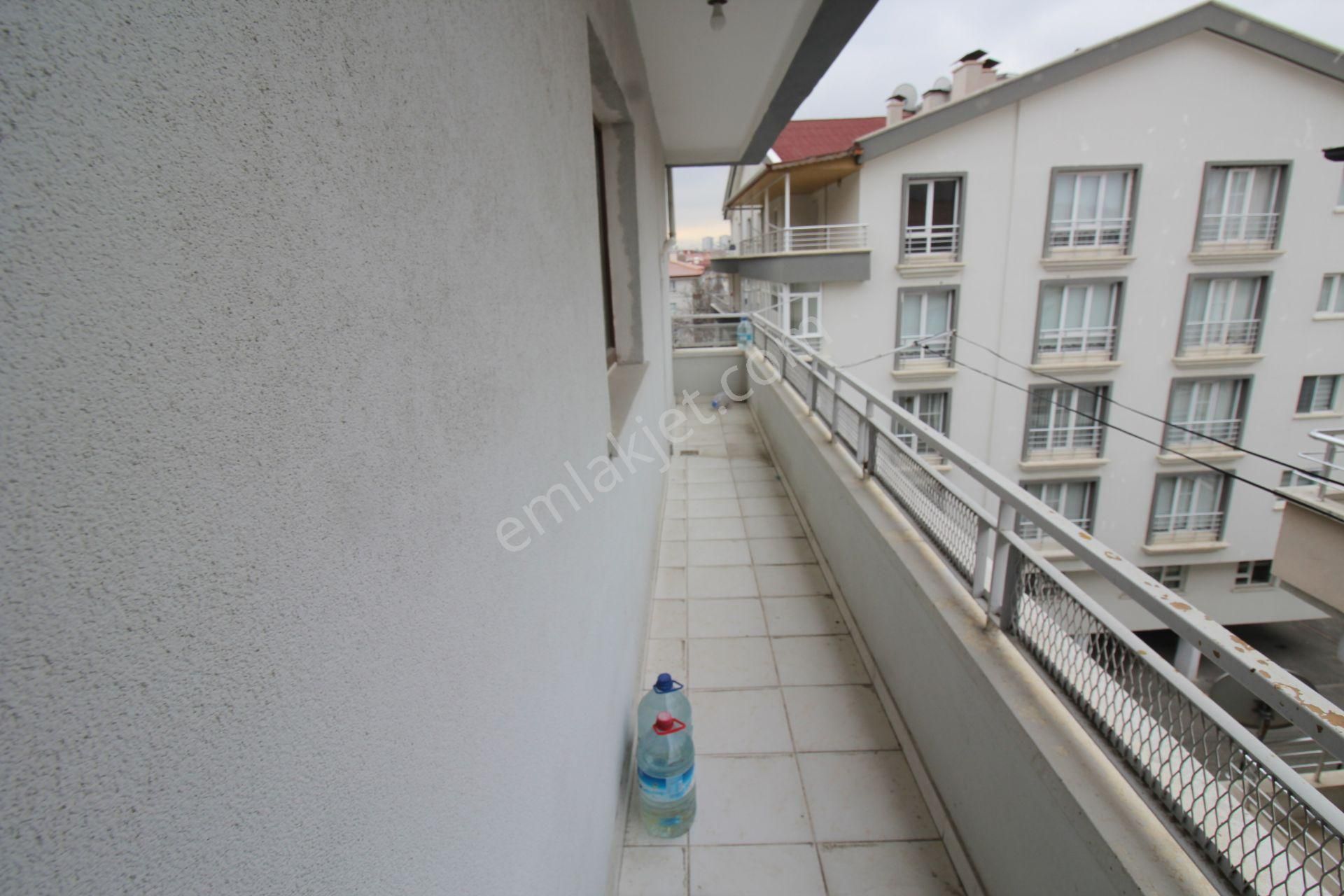 Krc'den Eşref Akıncı Kışlası Yakınında 3+1 Teraslı Dubleks Daire - Görsel 8