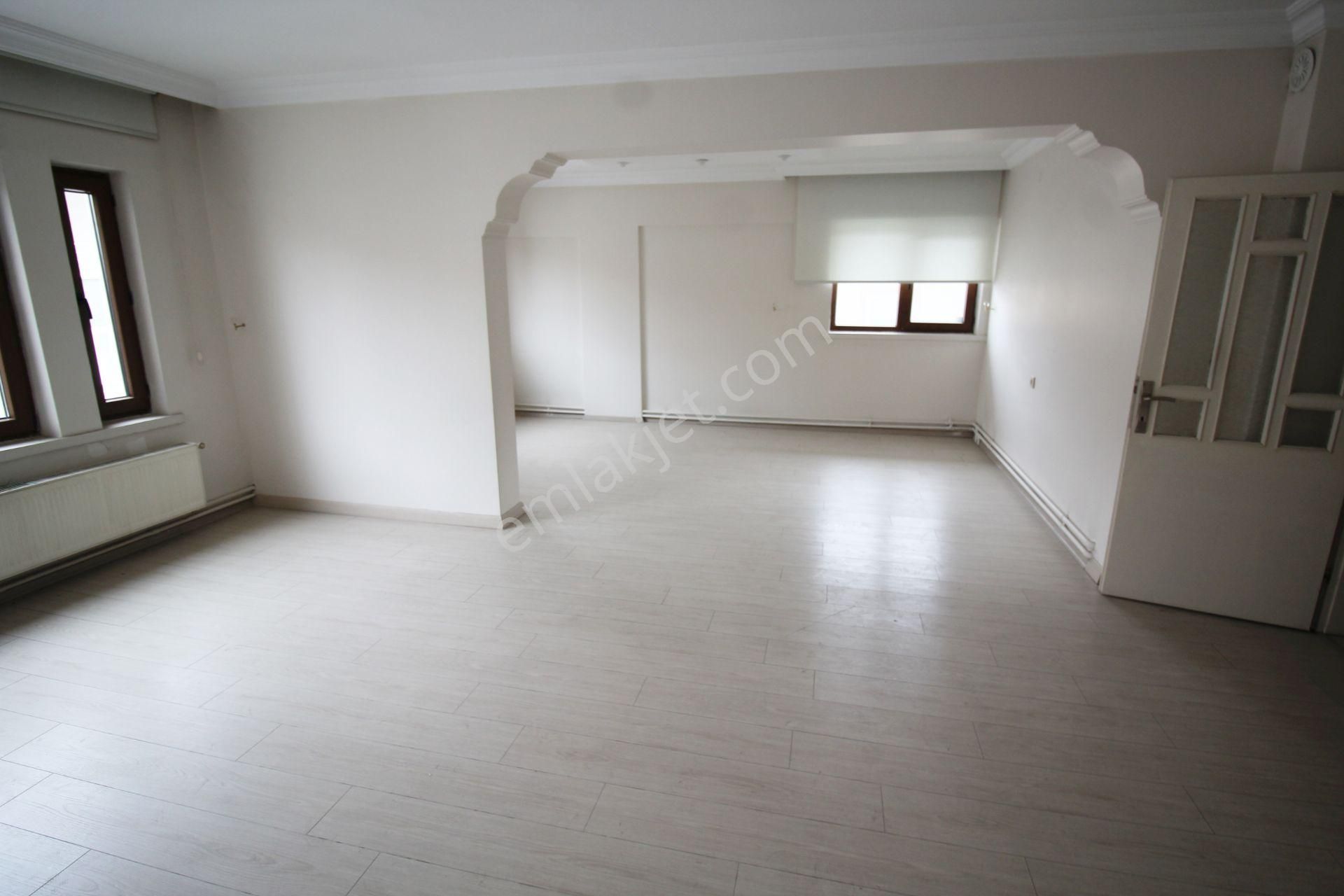 Krc'den Eşref Akıncı Kışlası Yakınında 3+1 Teraslı Dubleks Daire - Görsel 4