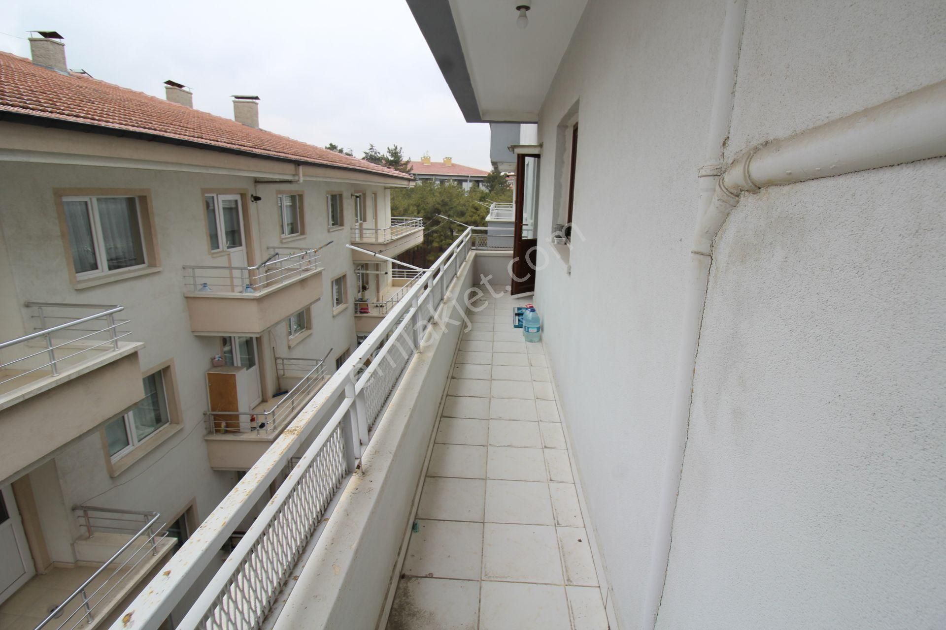 Krc'den Eşref Akıncı Kışlası Yakınında 3+1 Teraslı Dubleks Daire - Görsel 9