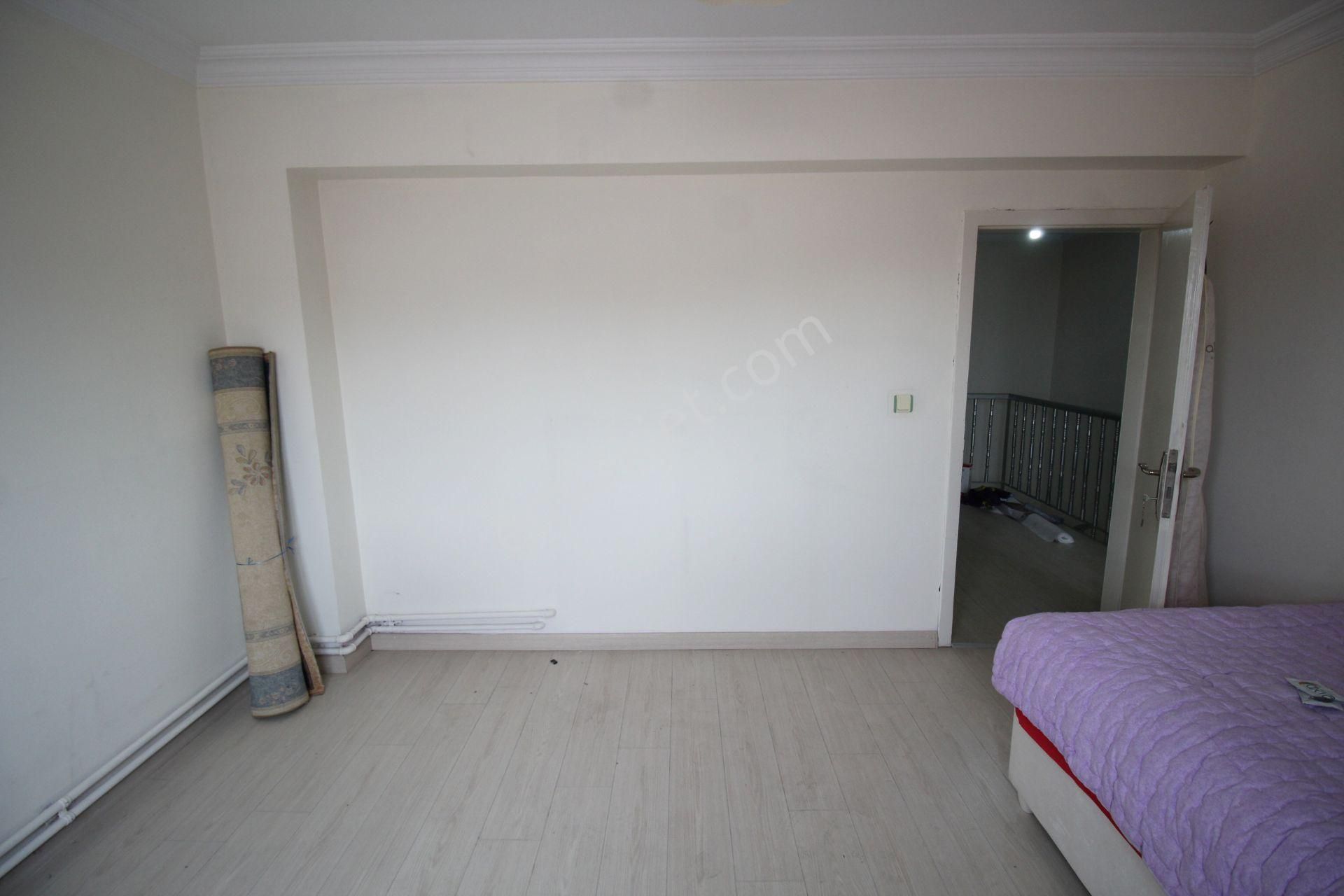 Krc'den Eşref Akıncı Kışlası Yakınında 3+1 Teraslı Dubleks Daire - Görsel 13