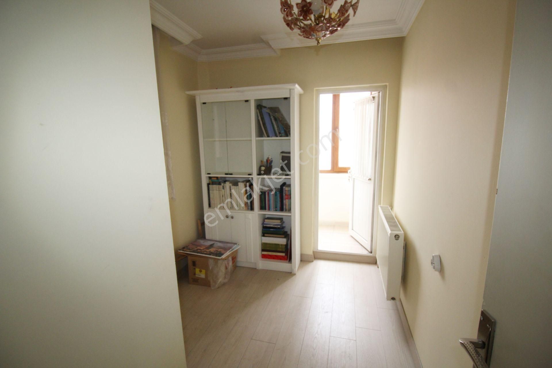 Krc'den Eşref Akıncı Kışlası Yakınında 3+1 Teraslı Dubleks Daire - Görsel 14