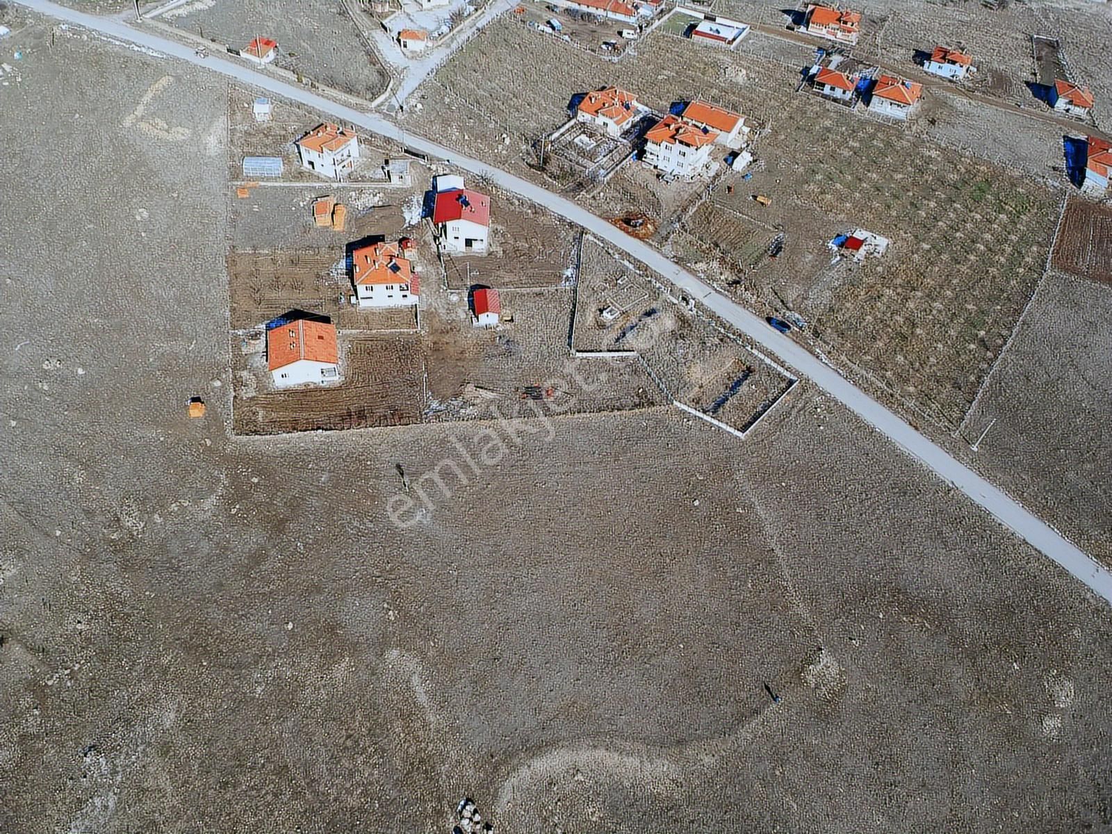 İlbey // Şuhut "karlık" Yolu Üzerinde Satılık 9.489 M² Arsa - Görsel 8