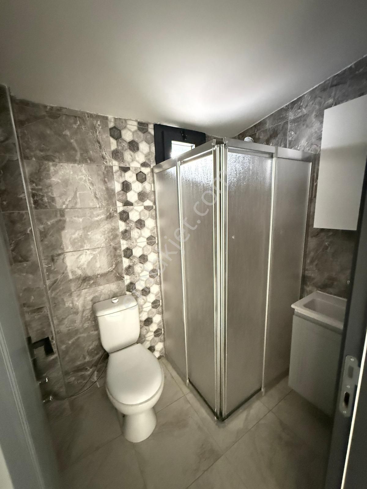 Saltak Caddesin'de Sıfır Asansörlü Eşyalı Tek Tapu Çift Apart - Görsel 11