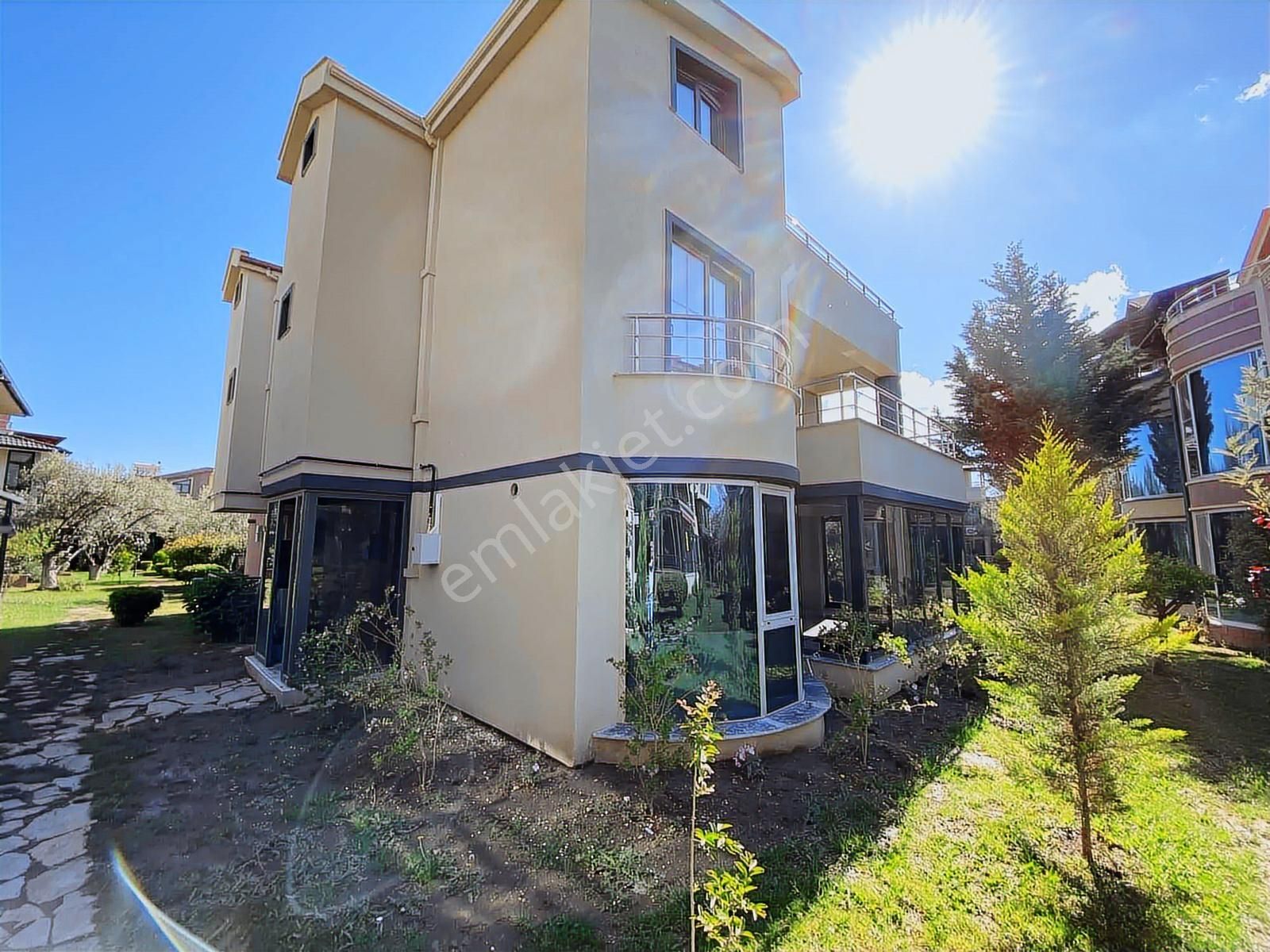 Akçayın En Prestijli Sitesinde Masrafsız Özel Tasarımlı Villa