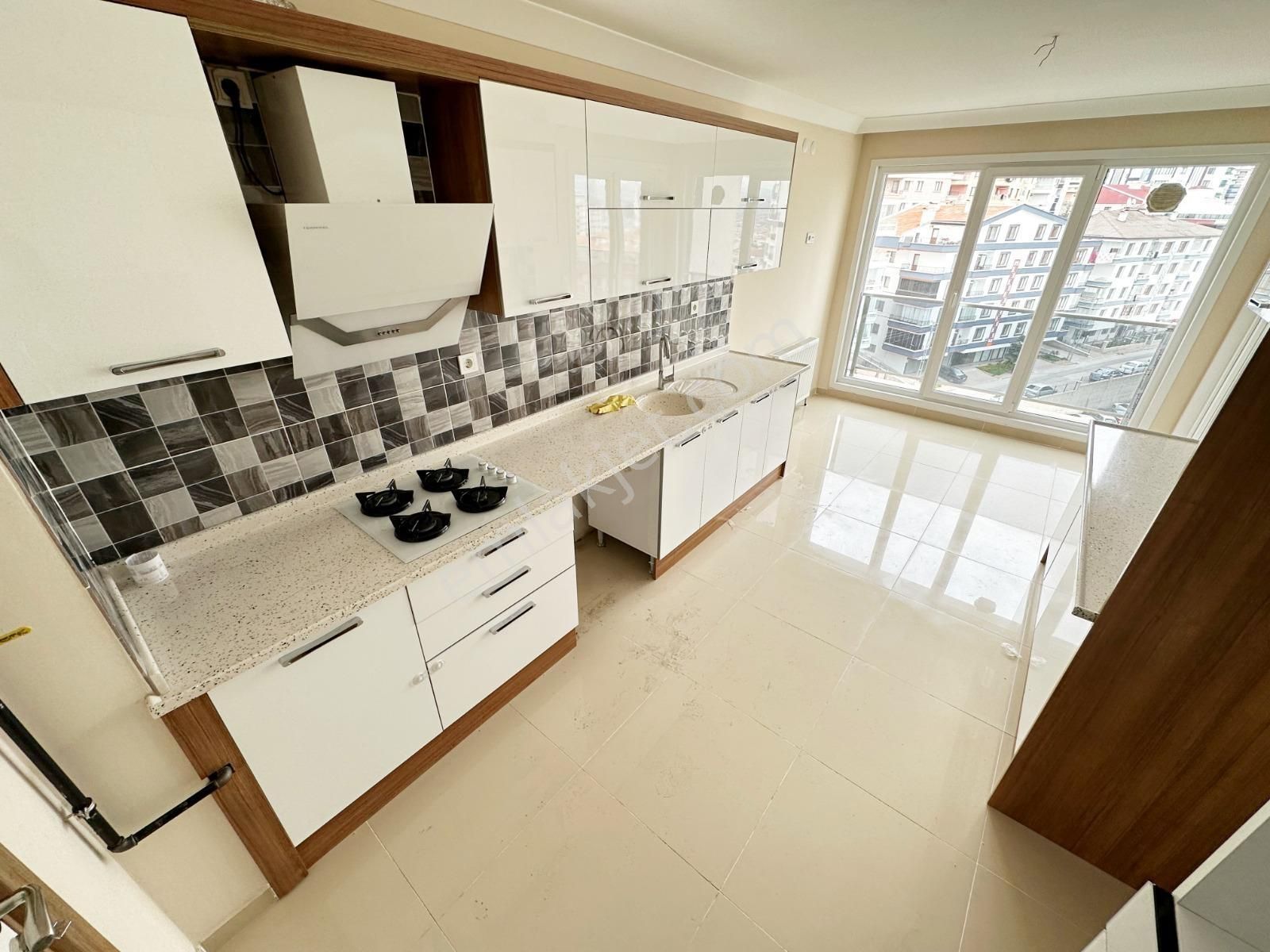 4+1 8.kat 2bloklu Site İçerisinde Estergon Caddesi Üzeri Güney - Görsel 2