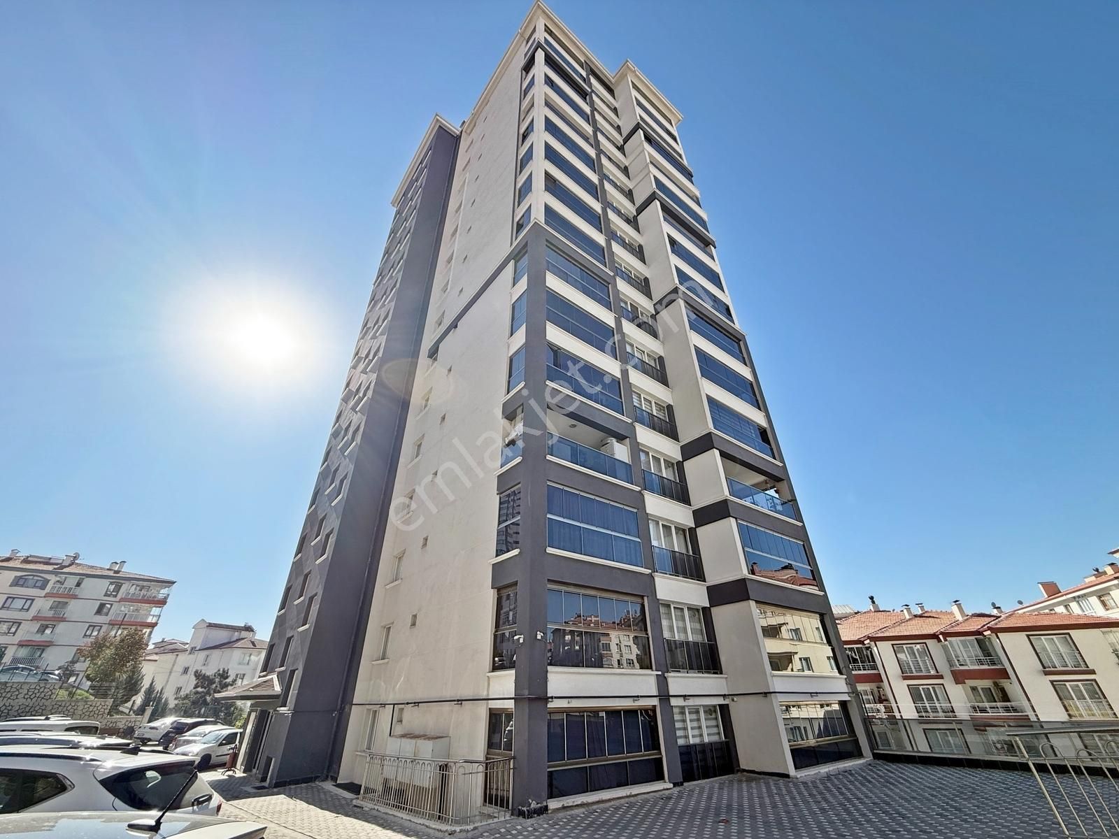 4+1 8.kat 2bloklu Site İçerisinde Estergon Caddesi Üzeri Güney