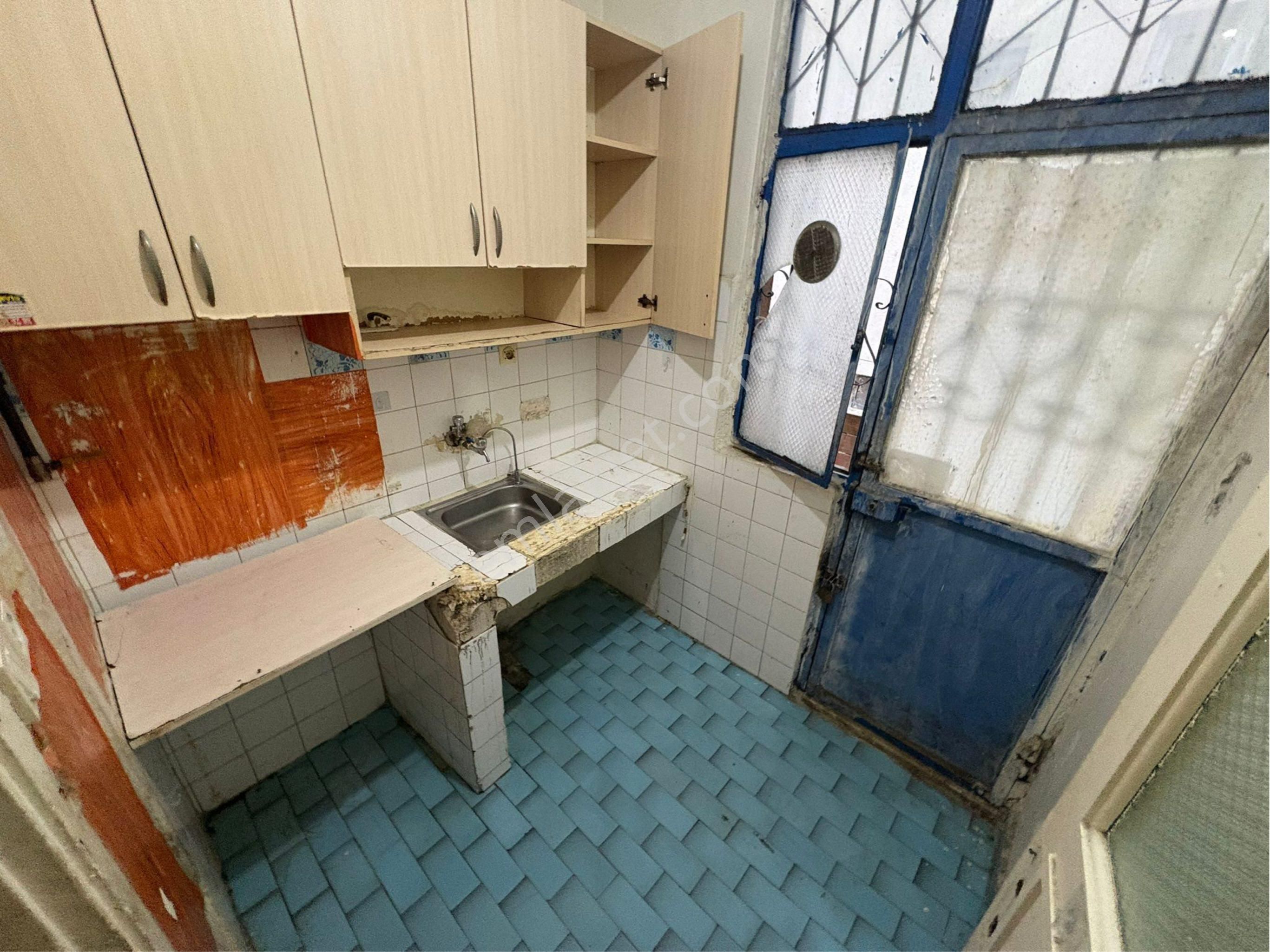 Uğurmumcu Mahallesi 2+1 Doğalgaz Sobalı Yabancıya Uygun Kiralık Daire - Görsel 4