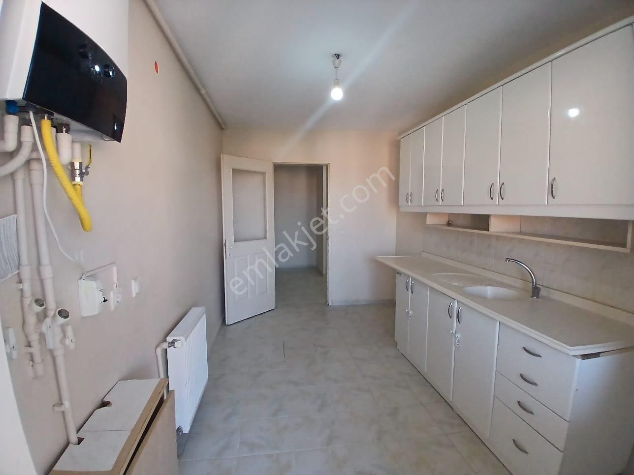 Akçay Emlak'tan Akşehir Kuruçay Tokide Bakımlı Ara Kat Kiralık Daire