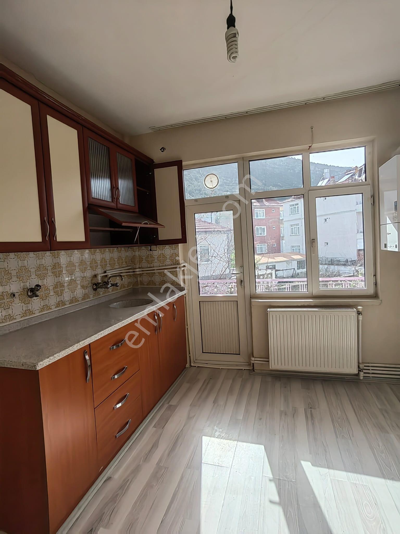 Akçay Emlak'tan Akşehir Gazi Pazarı Civarında Bakımlı Ara Kat Kiralık 3+1 Daire