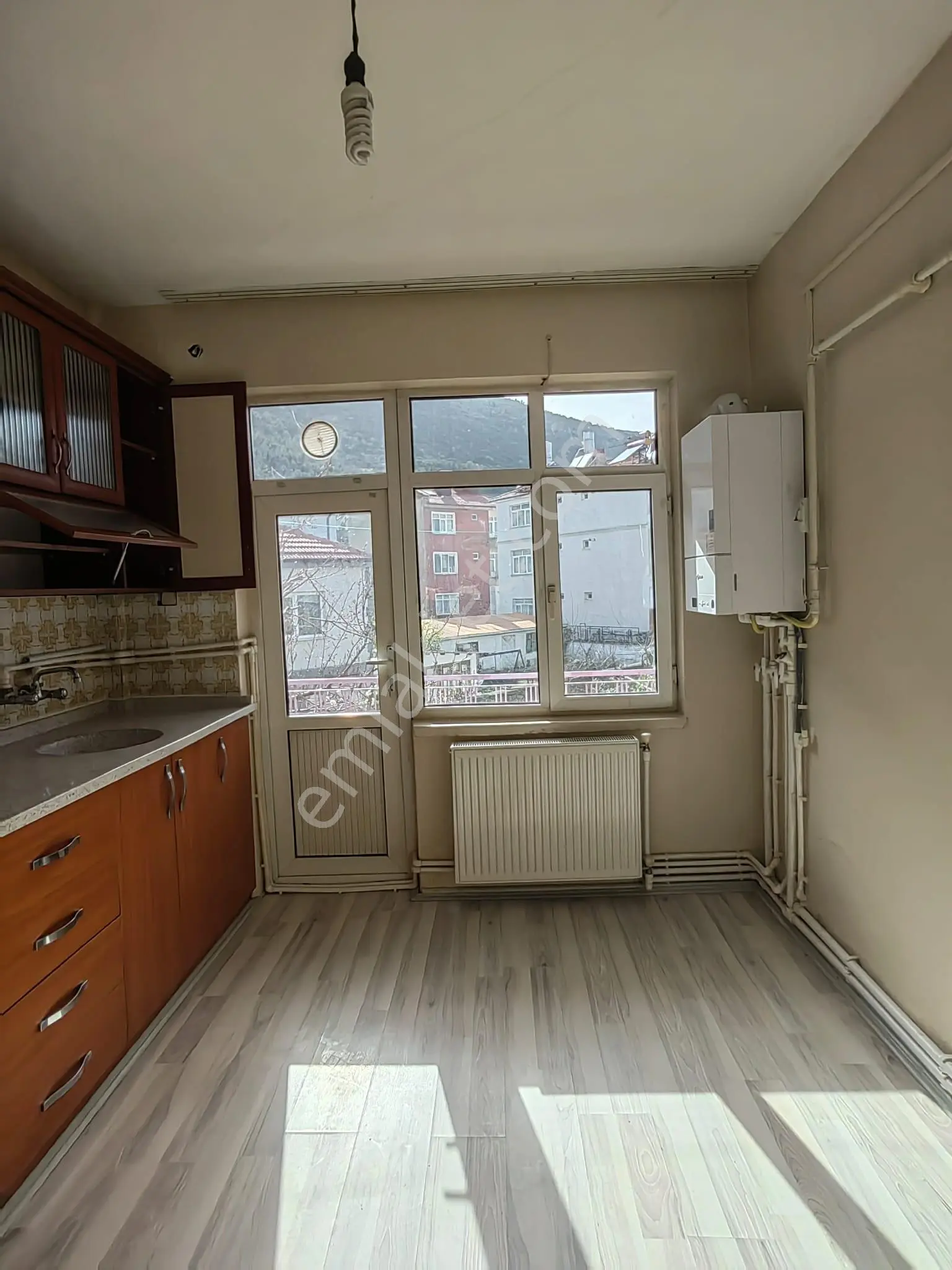 Akçay Emlak'tan Akşehir Gazi Pazarı Civarında Bakımlı Ara Kat Kiralık 3+1 Daire - Görsel 3