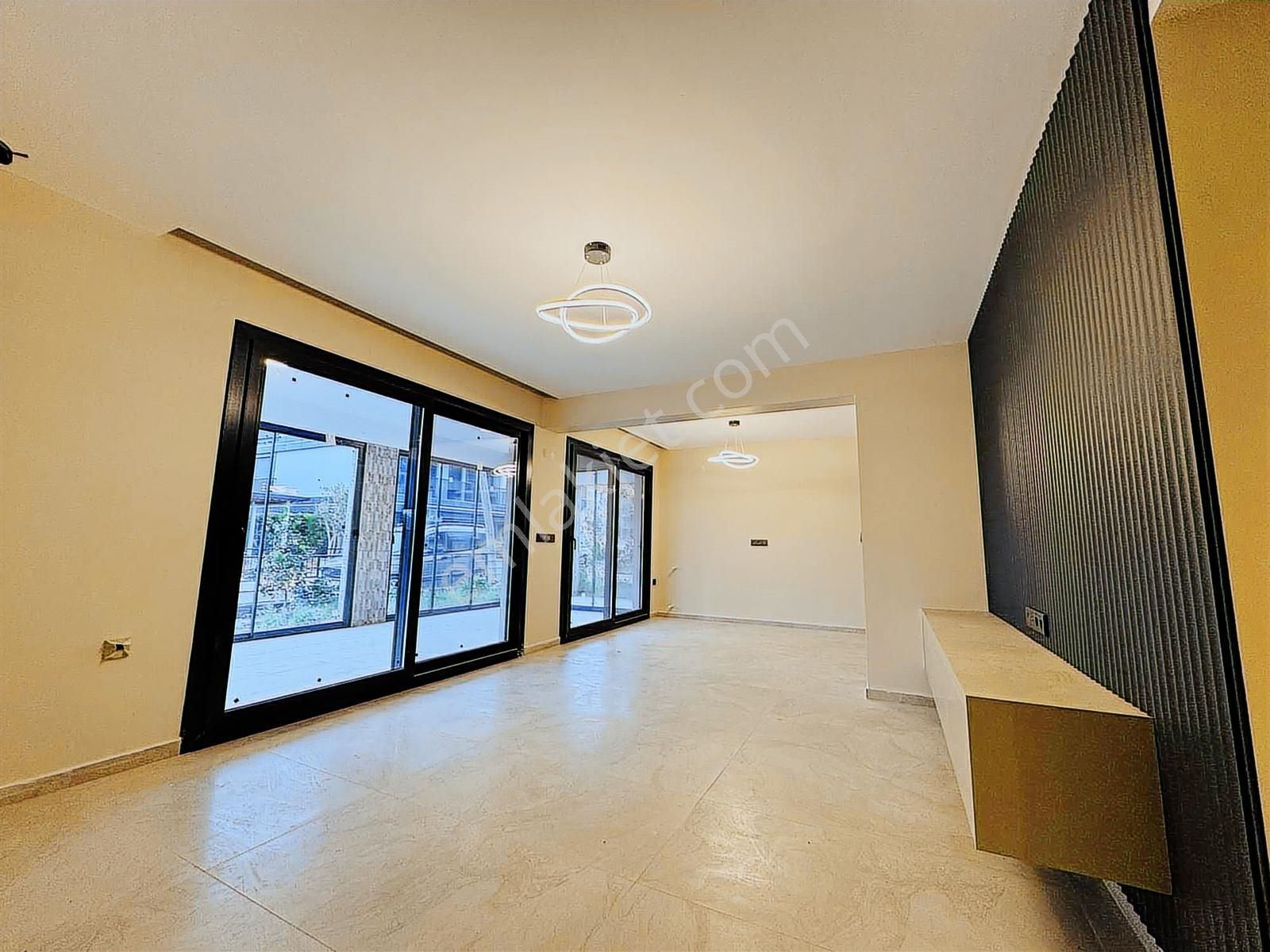 Kuşadası Davutlar'da Denize Sıfır Satılık 4+1 Lüks Yazlık - Görsel 5