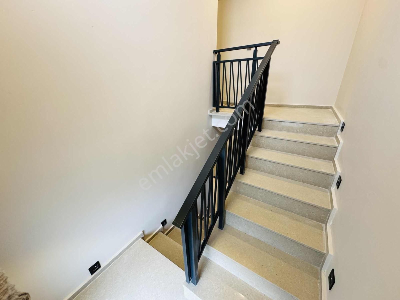 Kuşadası Davutlar'da Denize Sıfır Satılık 4+1 Lüks Yazlık - Görsel 9