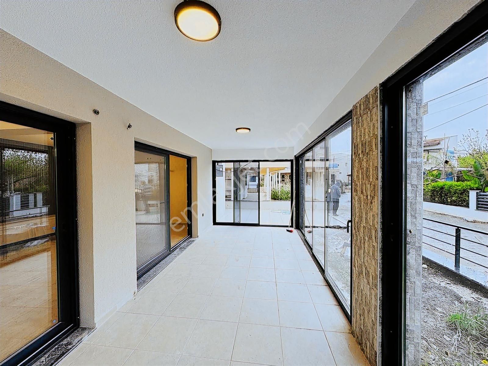 Kuşadası Davutlar'da Denize Sıfır Satılık 4+1 Lüks Yazlık - Görsel 4