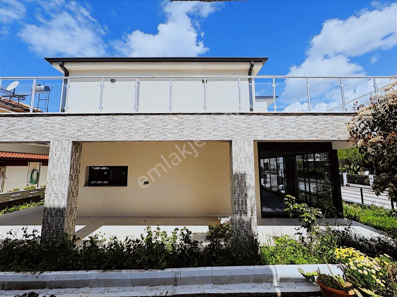 Kuşadası Davutlar'da Denize Sıfır Satılık 4+1 Lüks Yazlık - Görsel 3