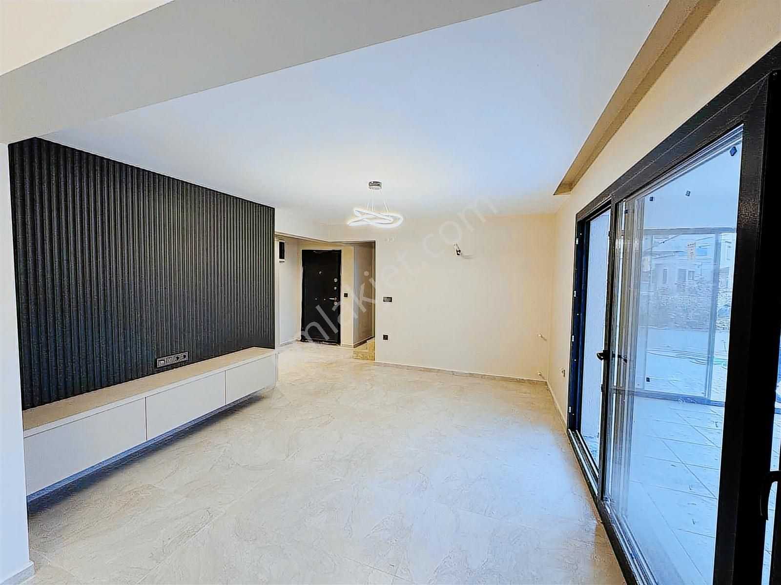 Kuşadası Davutlar'da Denize Sıfır Satılık 4+1 Lüks Yazlık - Görsel 17