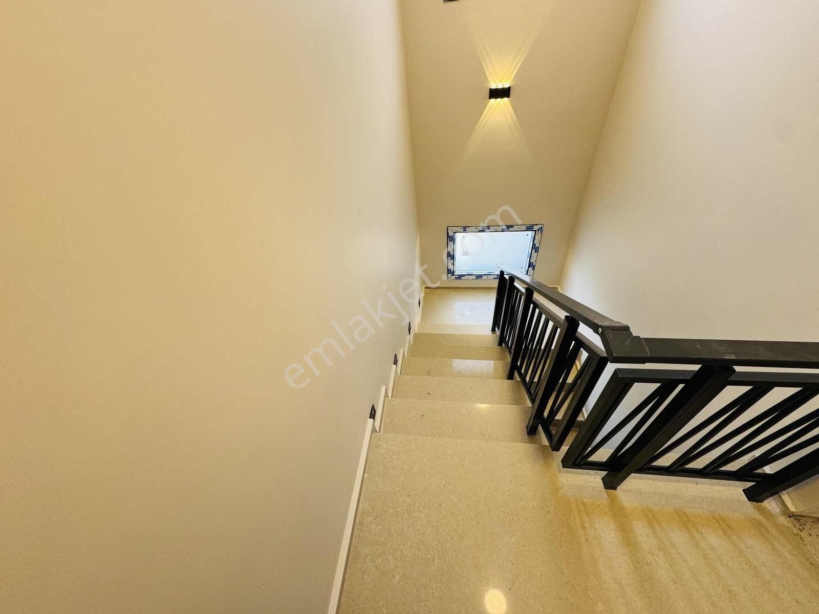 Kuşadası Davutlar'da Denize Sıfır Satılık 4+1 Lüks Yazlık - Görsel 22