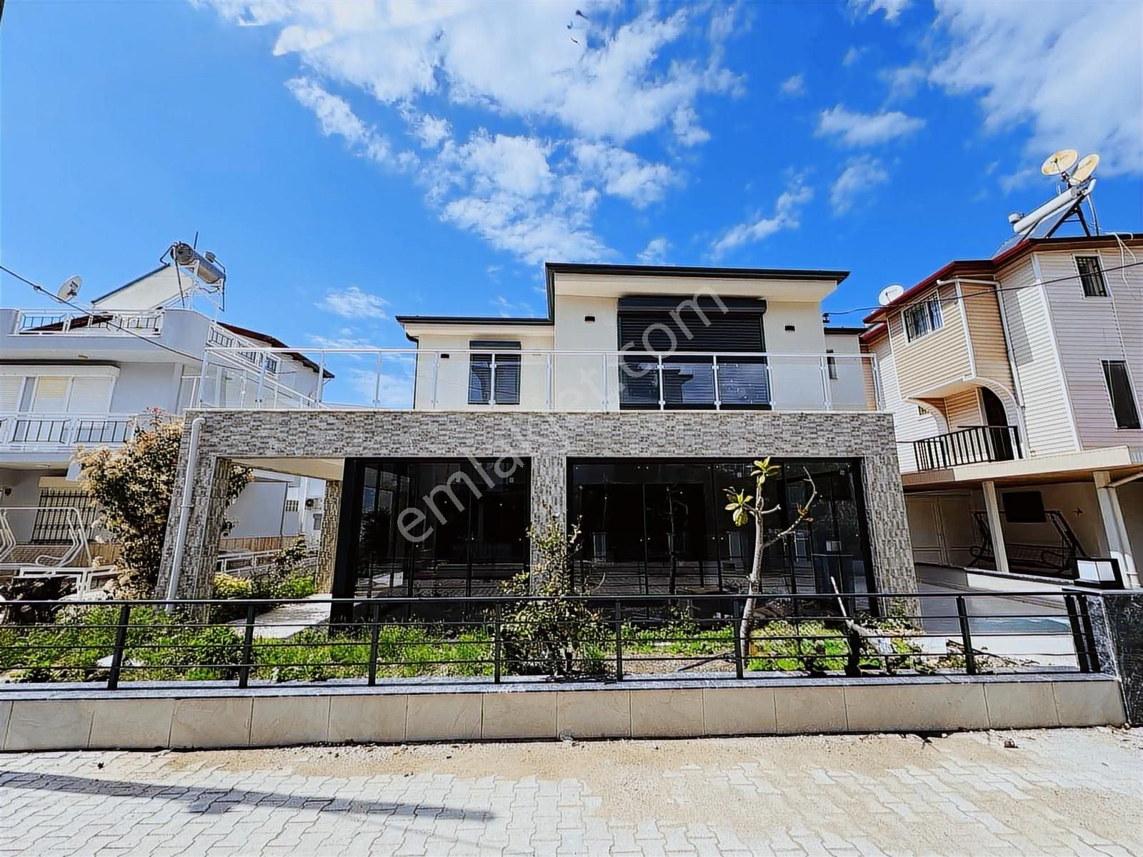 Kuşadası Davutlar'da Denize Sıfır Satılık 4+1 Lüks Yazlık