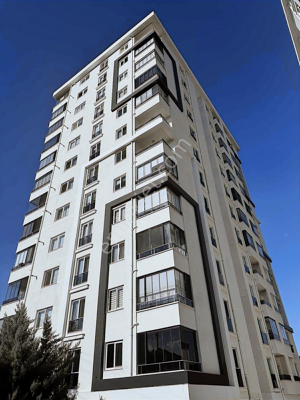 Afyon Özsu Emlak'tan Bulvar Park Evlerinde Satılık 4+1 Daire