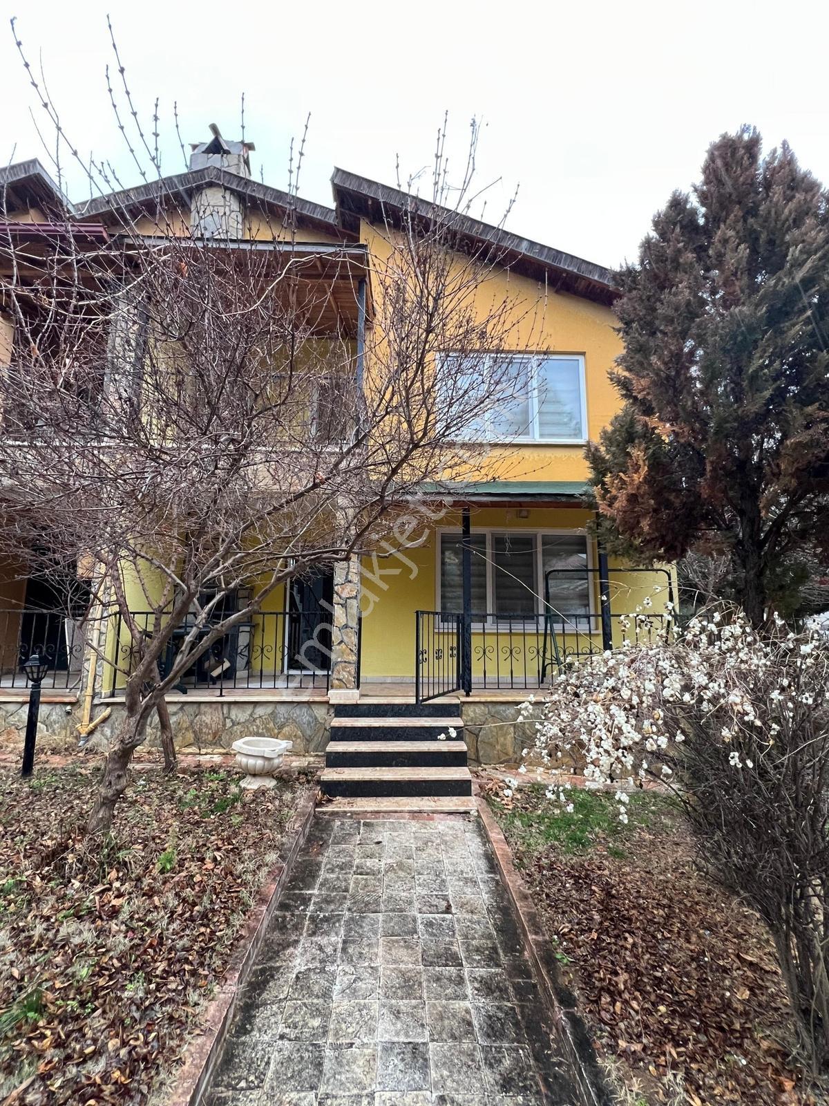 Afyon Özsu Emlak'tan Gazlıgöl'de Bakımlı Satılık Villa