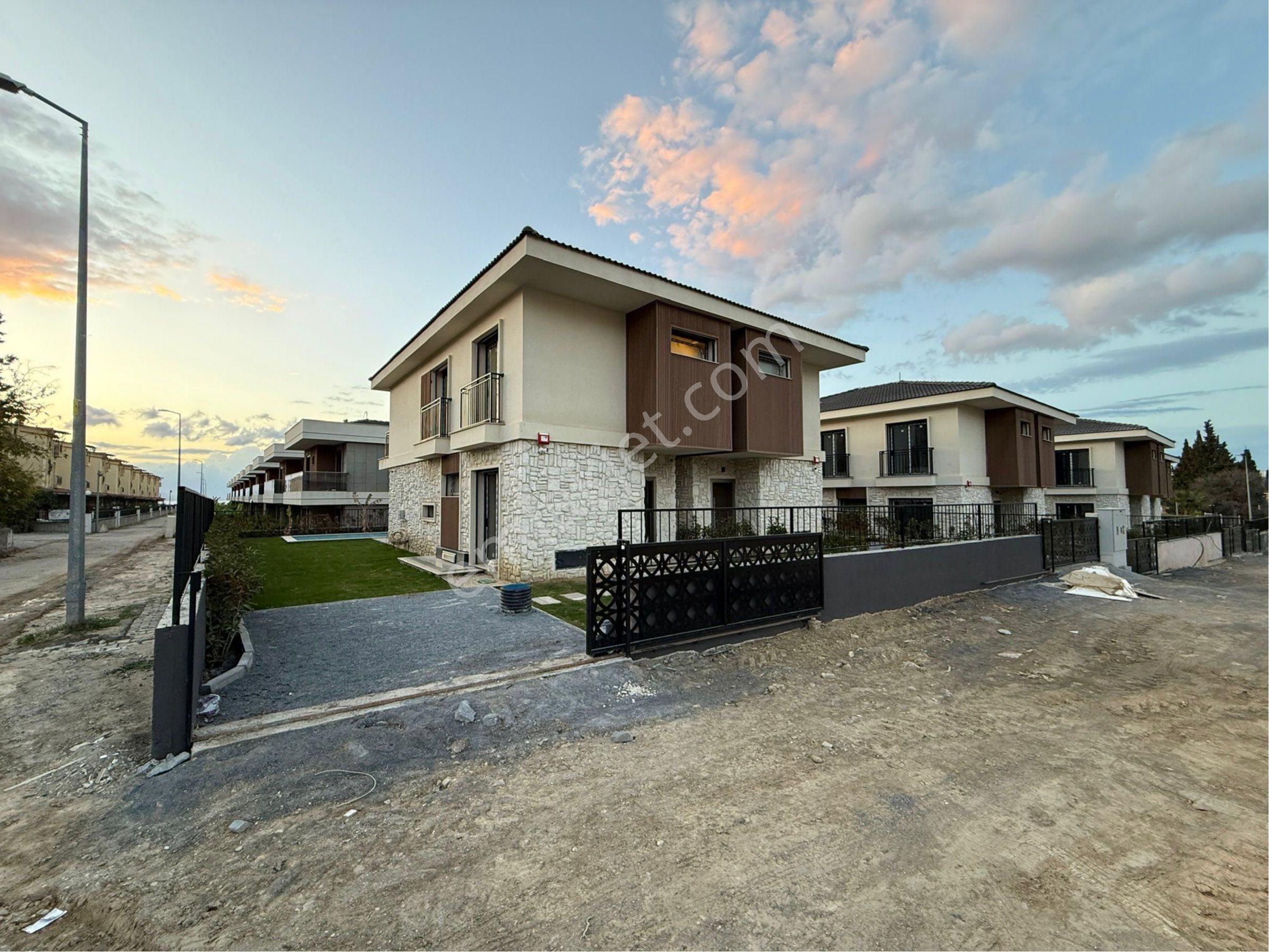 Kuşadası Karaovada Hamam Saunalı Özel Havuzlu Sıfır Villa - Görsel 3