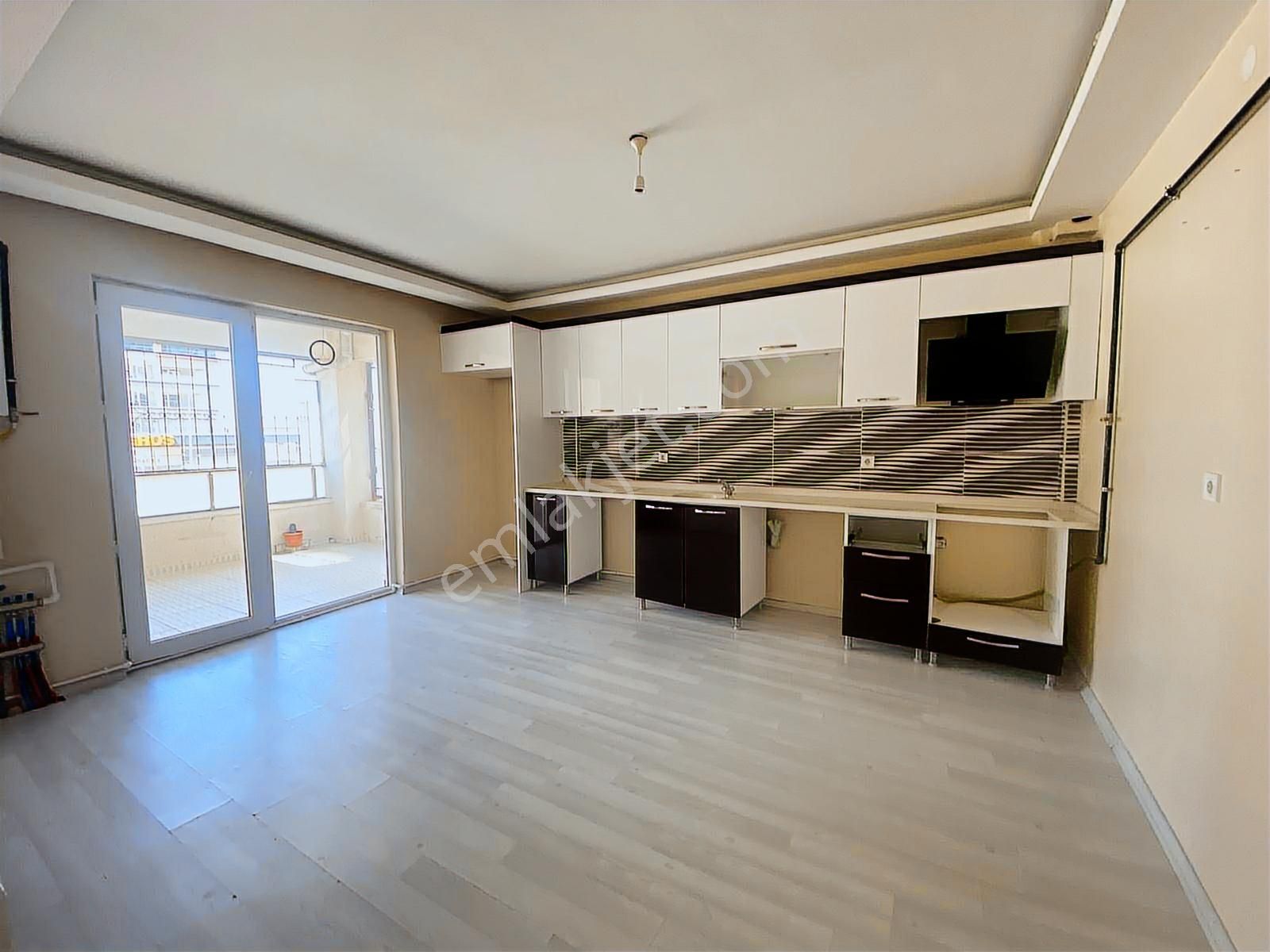 Yılmazer'den 1048 Cadde Üzerinde Migros Karşısı İskanlı 3+1 Acil - Görsel 3