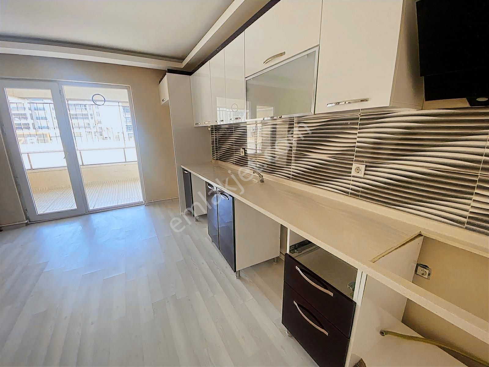 Yılmazer'den 1048 Cadde Üzerinde Migros Karşısı İskanlı 3+1 Acil - Görsel 9