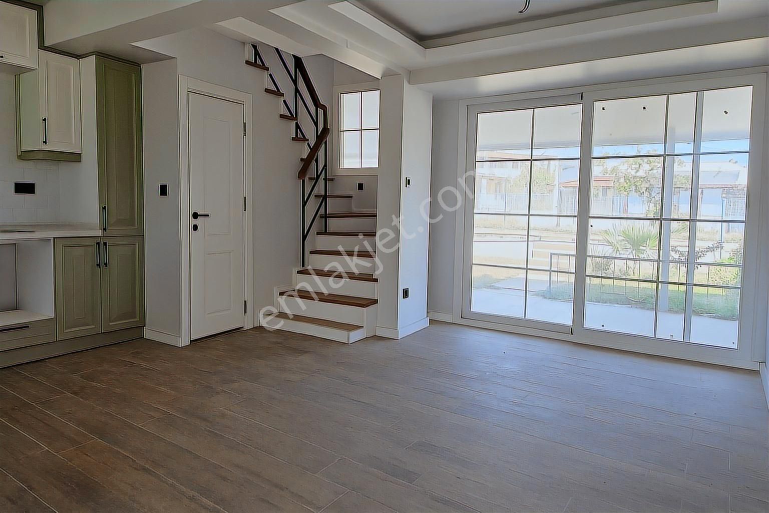 Route 10'dan Dikili Çandarlı'da Denize Sıfır Site Satılık Villa - Görsel 7