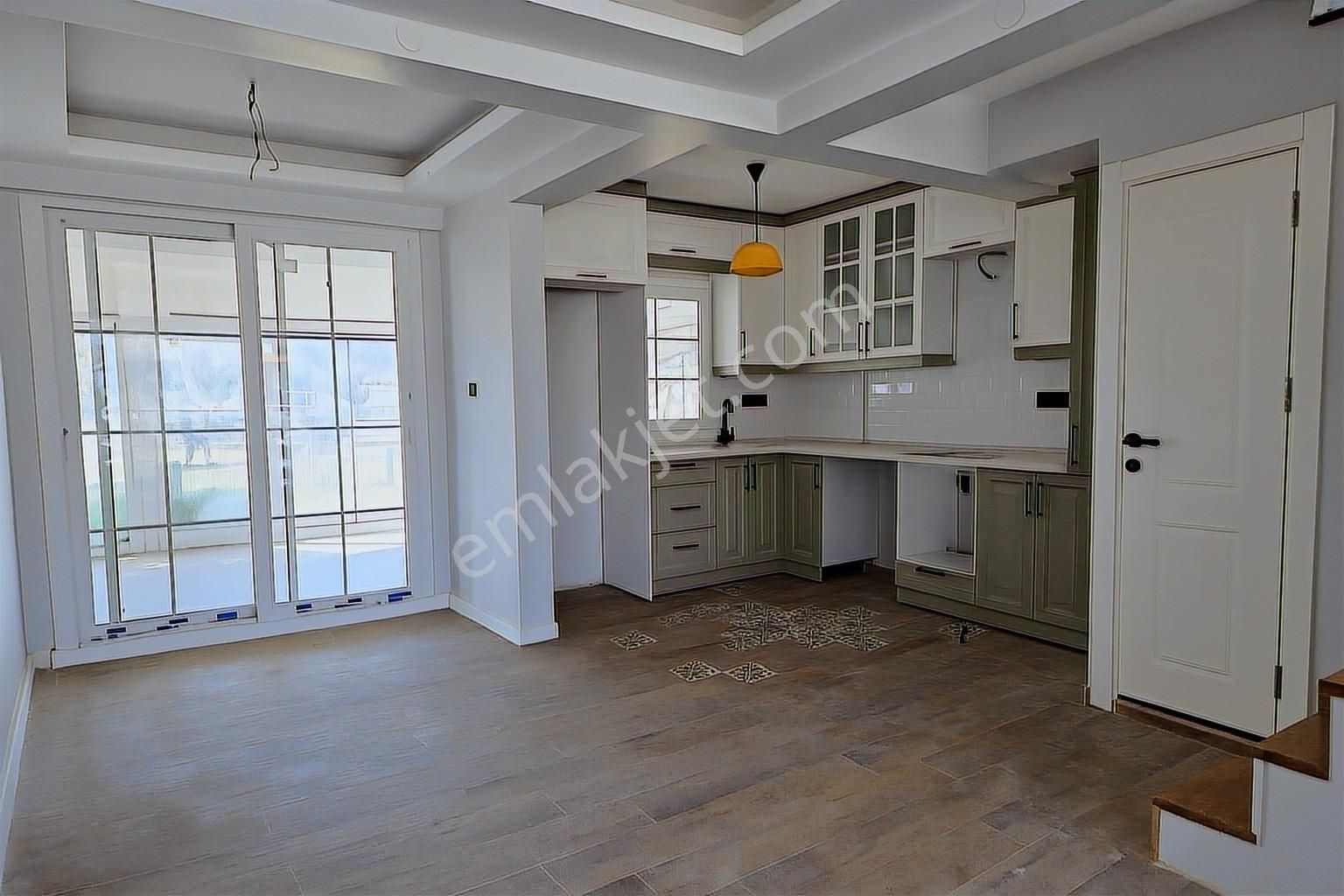 Route 10'dan Dikili Çandarlı'da Denize Sıfır Site Satılık Villa