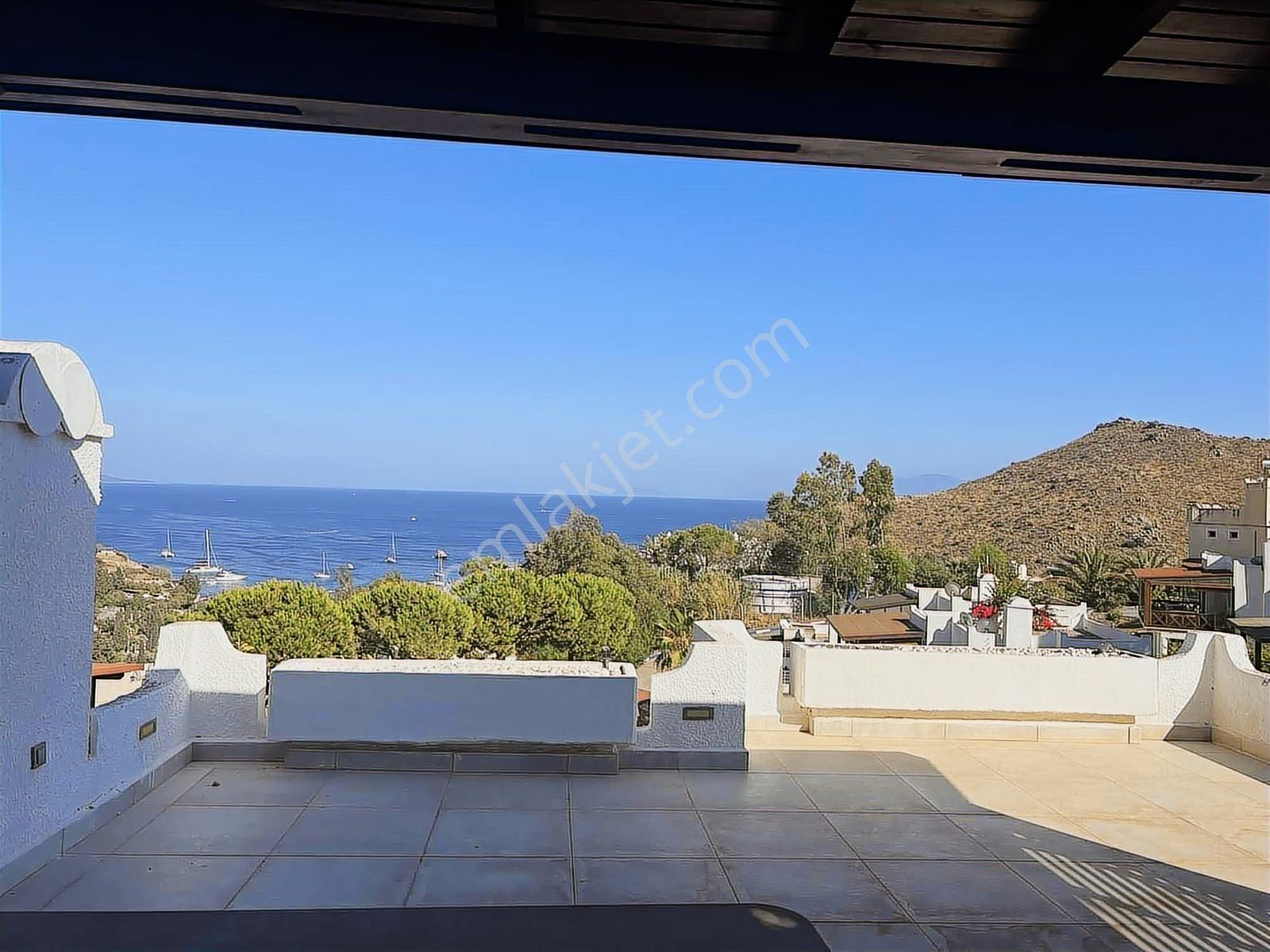 Akyarlar Karaincir Sitesi Deniz Manzaralı Satılık Villa