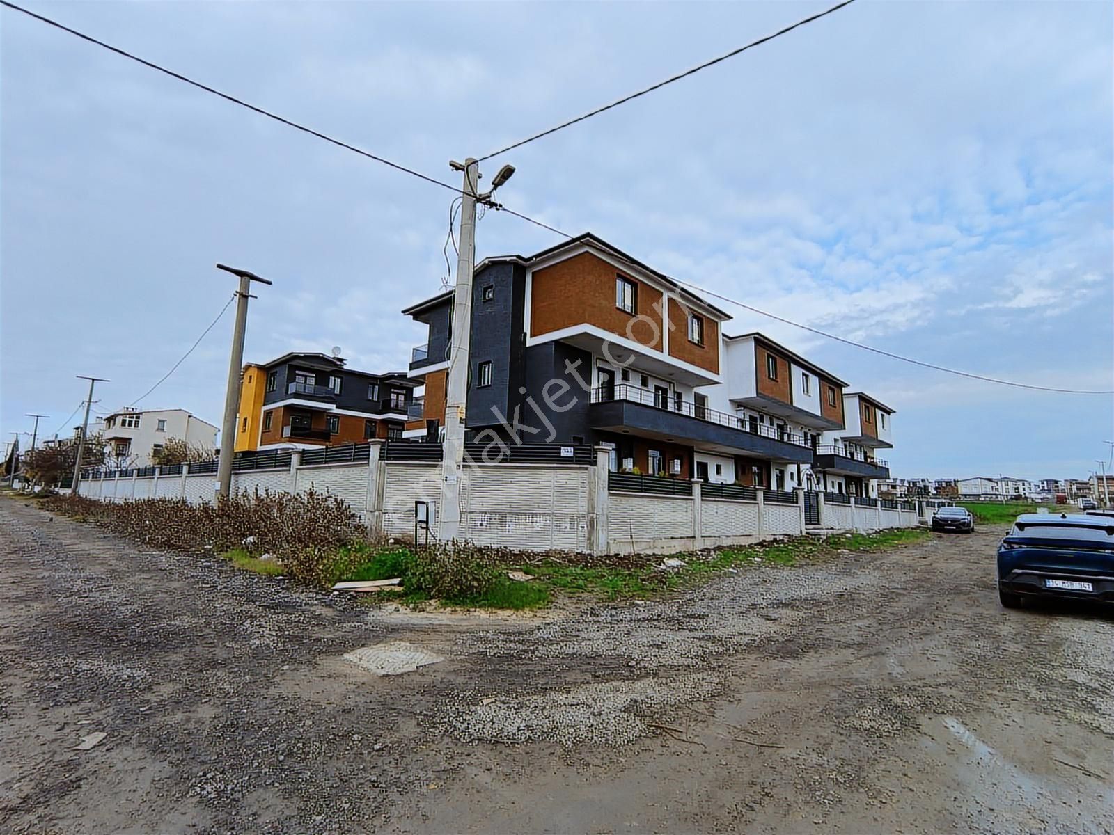 Havuzlu Site İçerisinde 2+1 Peyzajlı Villa 100m2 Havuz Manzaralı - Görsel 2