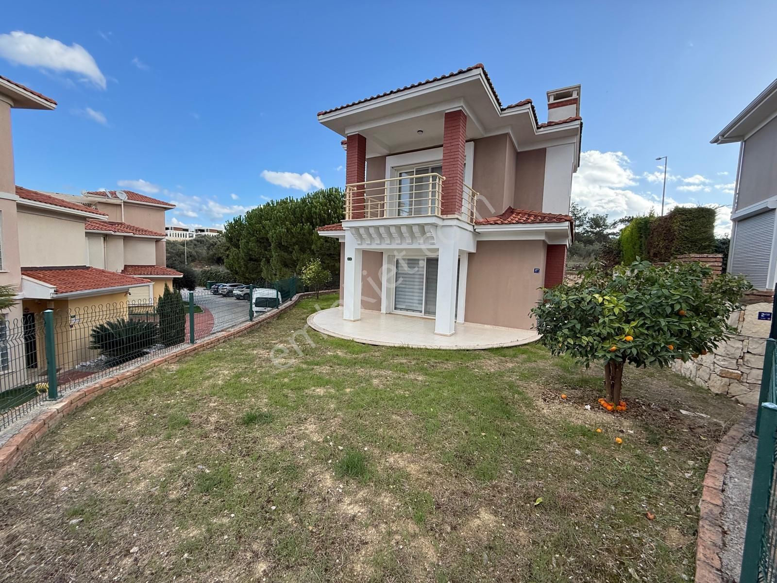 Kuşadası Soğucak Tek Müstakil Havuzlu Site 3+1 Geniş Bahçeli Satılık Villa