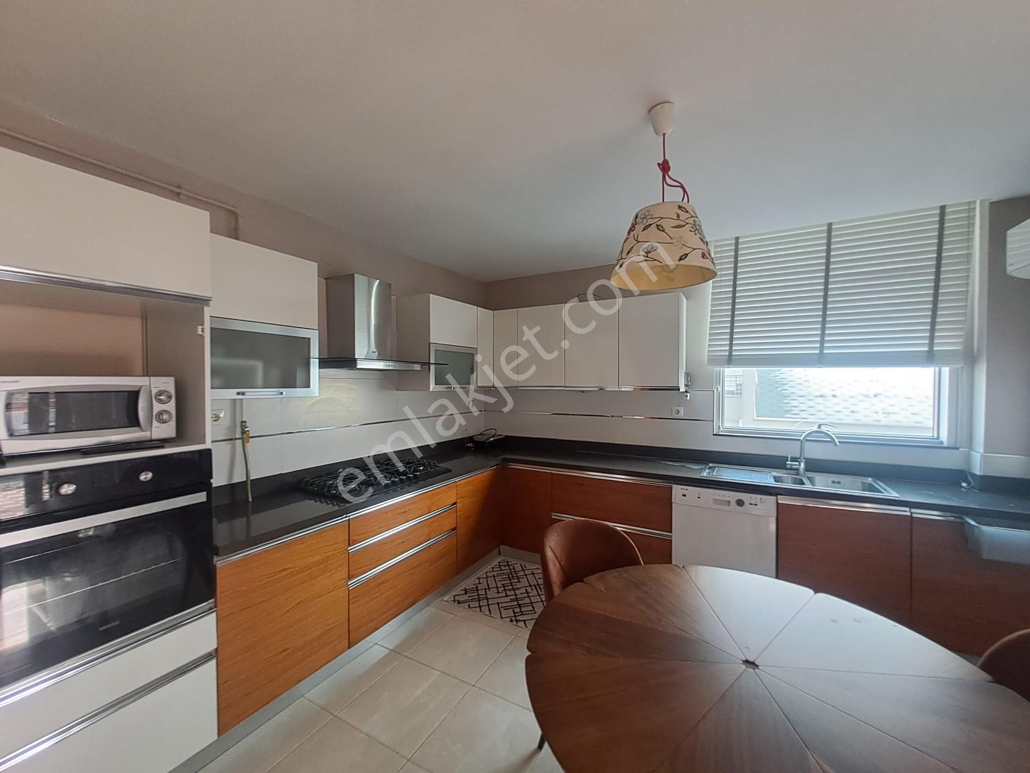 Re/max Advantage'den Balat'ta Eşyalı Kiralık 3+1 Daire - Görsel 8